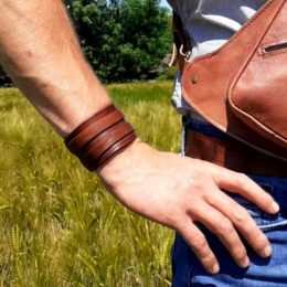 bracelet de force en cuir marron sur poignet homme 2 lanières