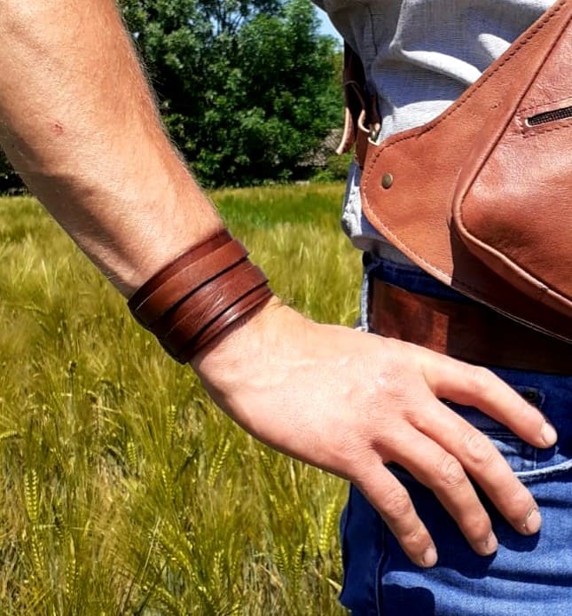 bracelet de force en cuir marron sur poignet homme 2 lanières