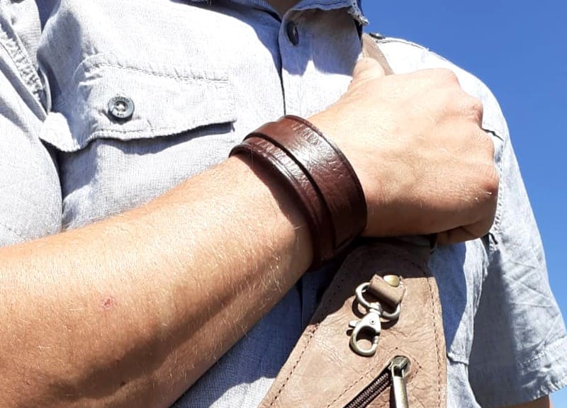 bracelet de force en cuir marron sur poignet homme simple lanière
