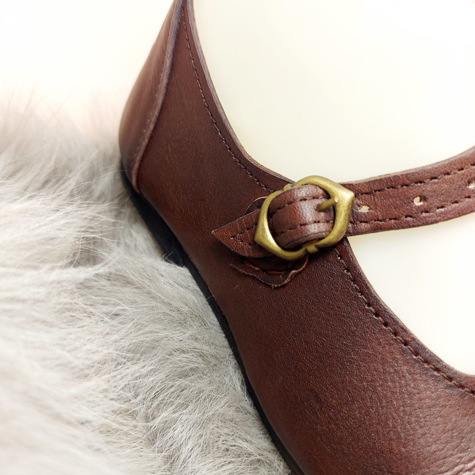 boucle médiévale sur chaussures médiévales pour femme en cuir marron