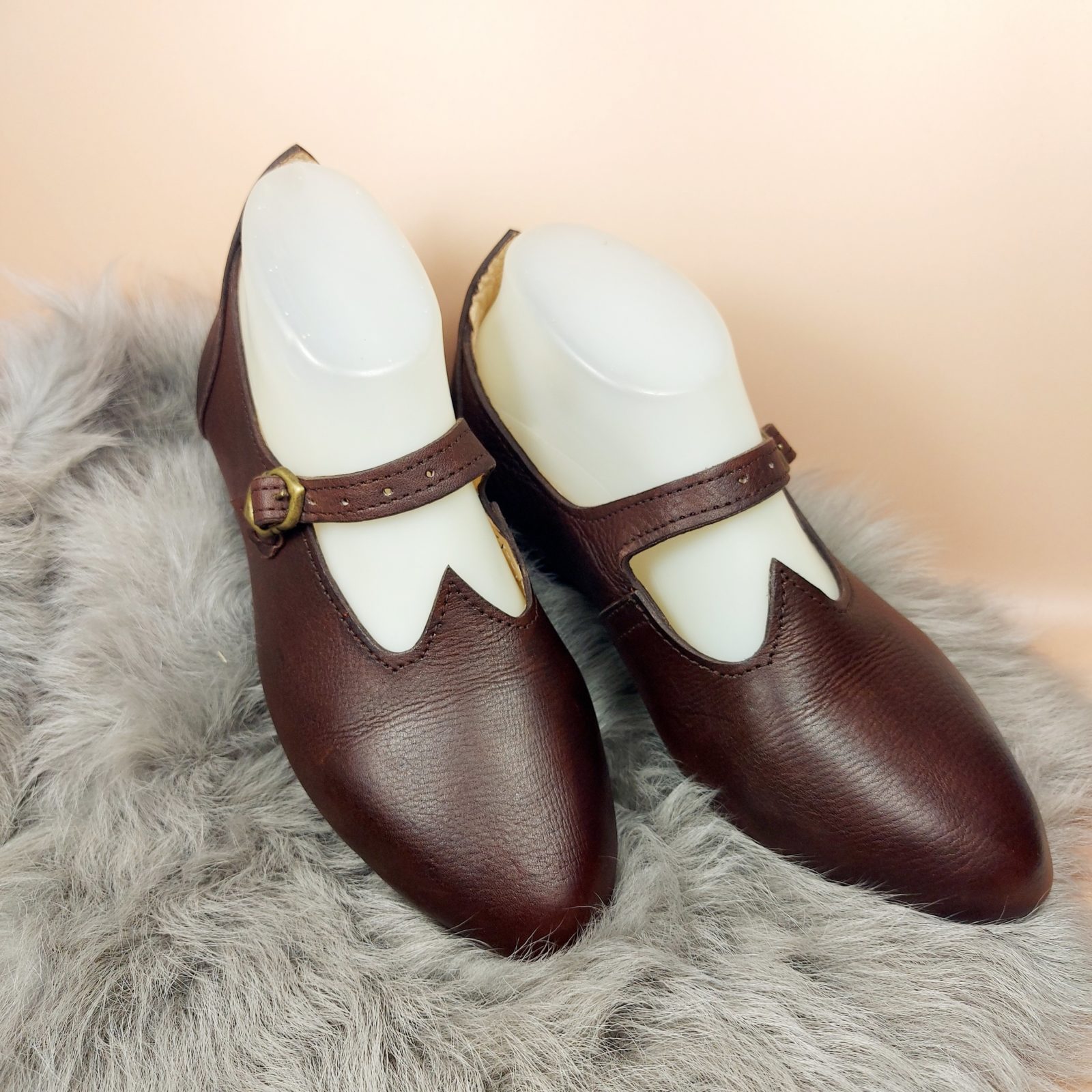chaussures médiévales pour femme en cuir marron