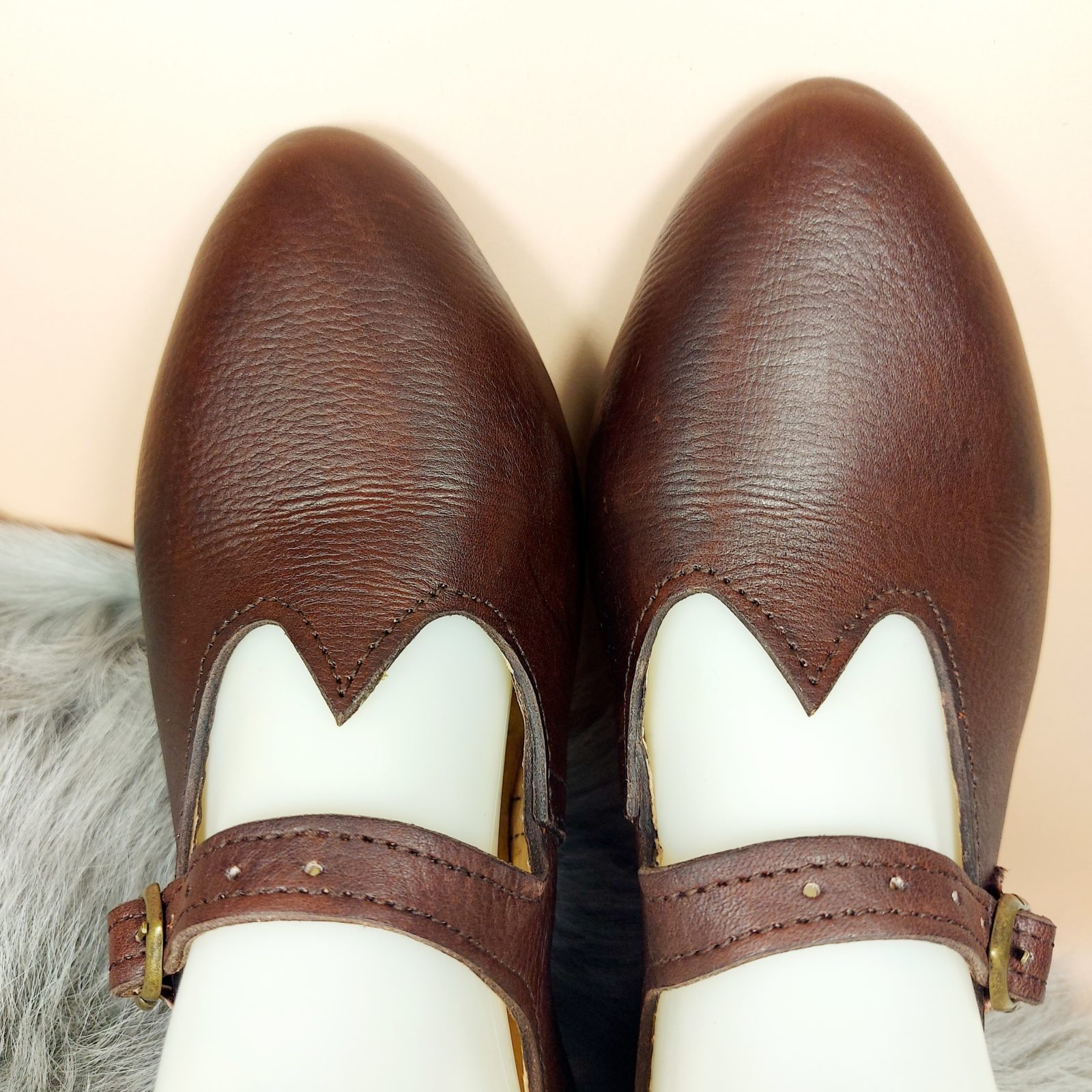 chaussures médiévales pour femme en cuir marron vues de dessus