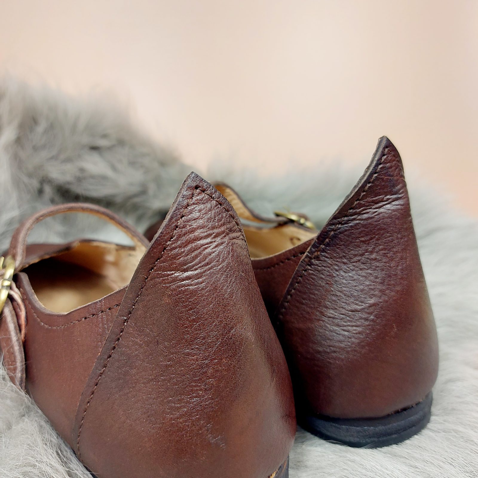 chaussures médiévales pour femme en cuir marron vue arrière