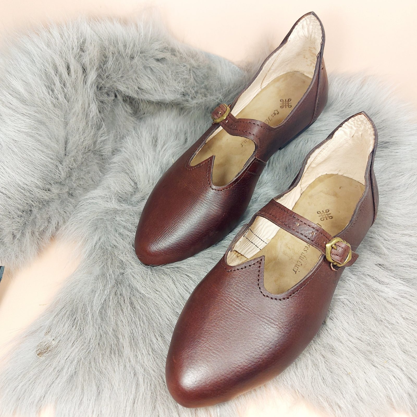 chaussures médiévales pour femme en cuir marron