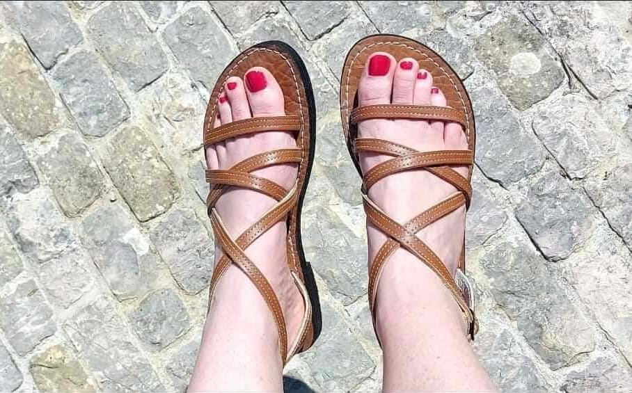 sandales femme en cuir portées