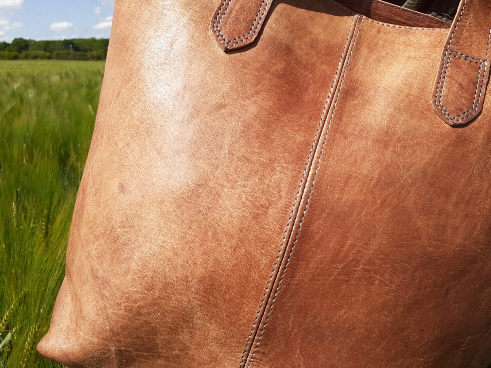 zoom sur sac en cuir clair