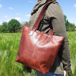 sac cabas en cuir d'agneau coloris cognac porté épaule par une femme