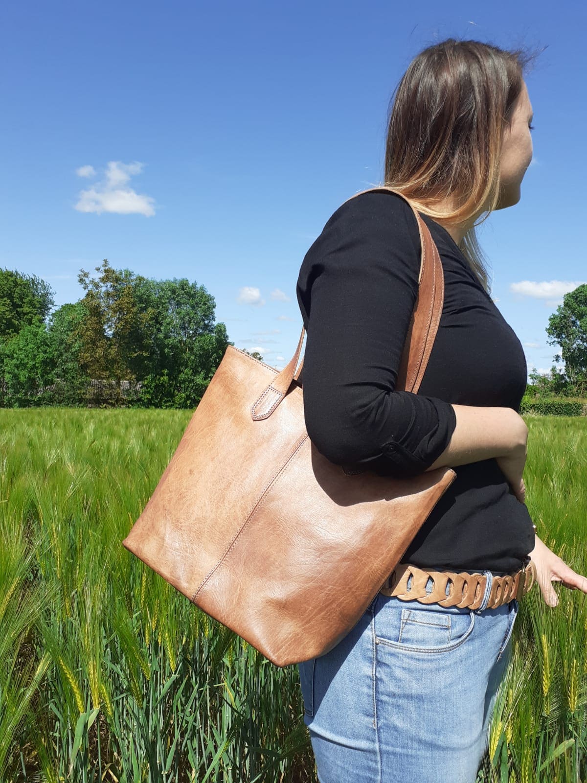 femme avec sac cabas en cuir couleur naturelle porté épaule