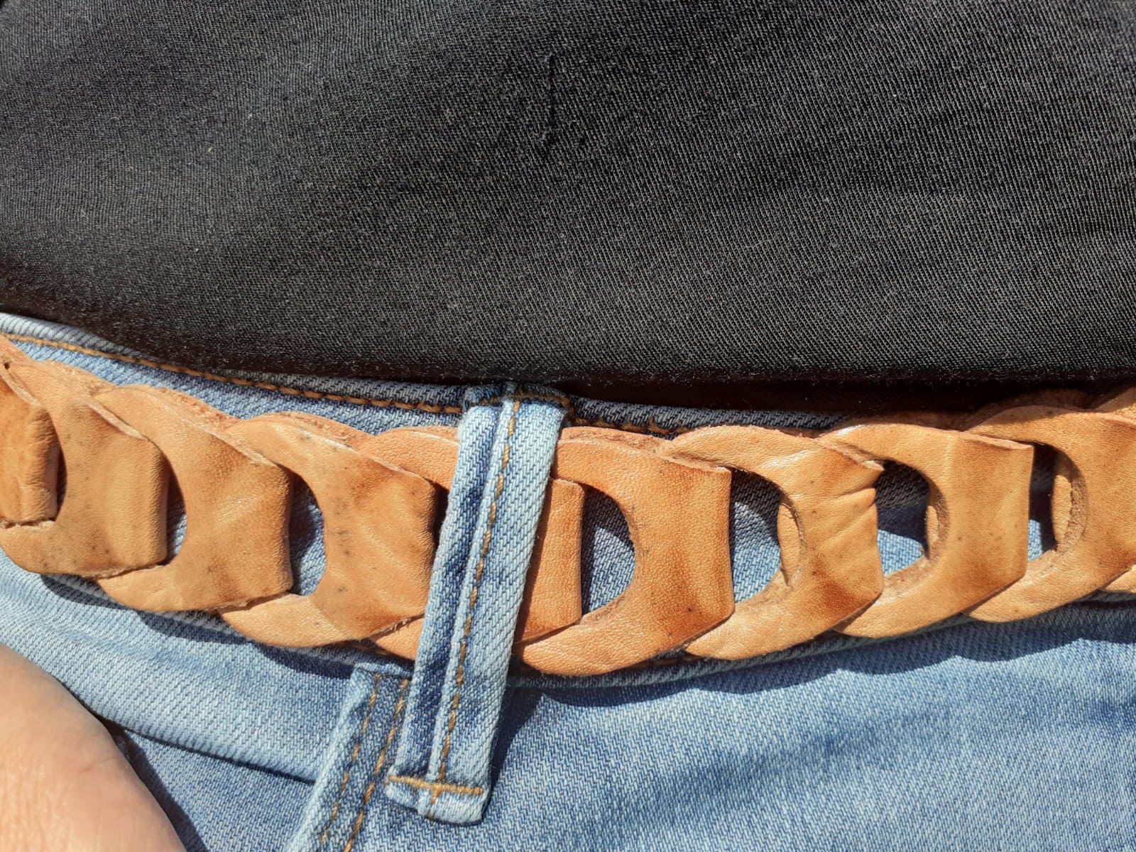 ceinture maillons cuir beige largeur intermédiaire dans passant de pantalon