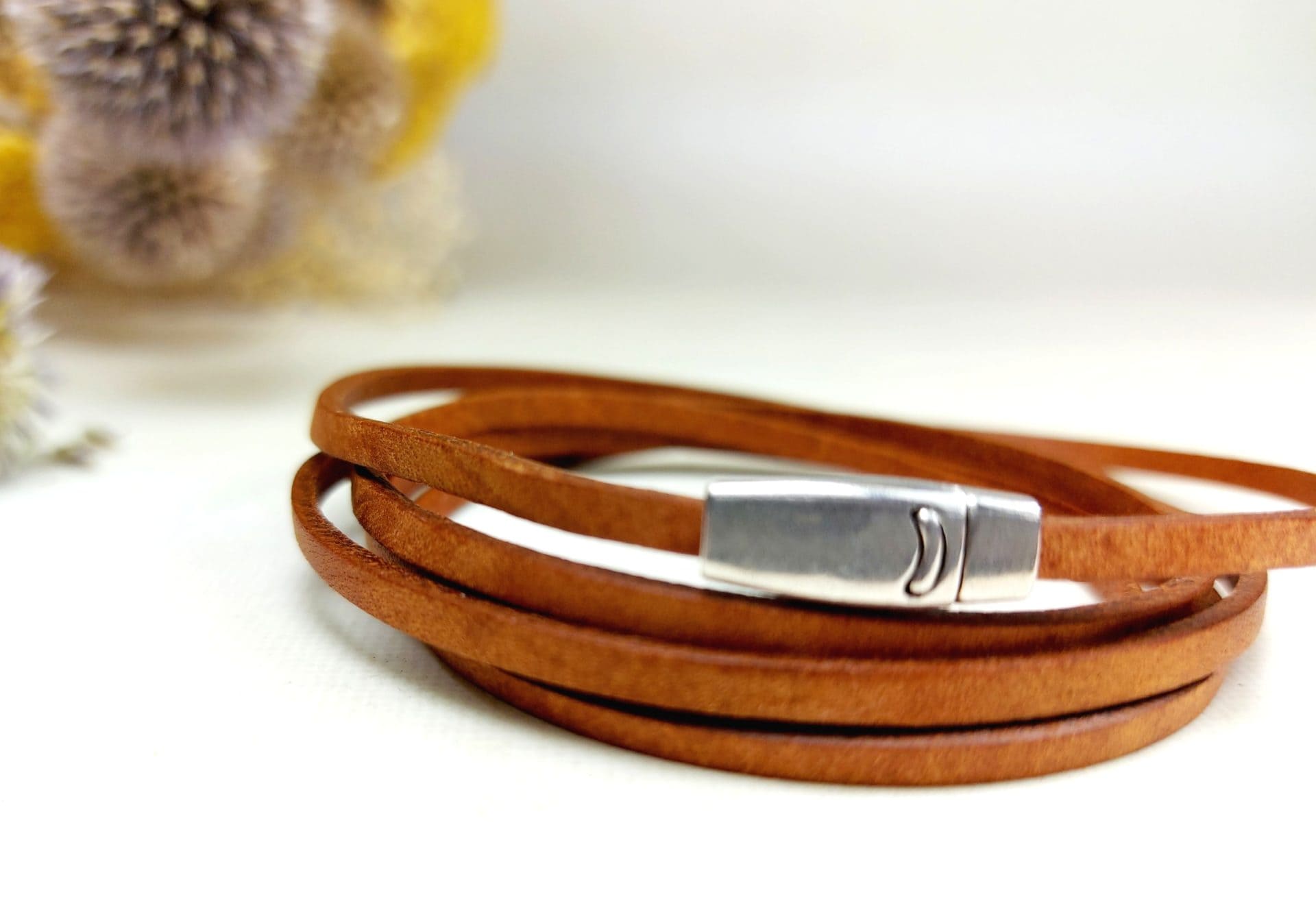 bracelet fin en cuir camel multitours fermoir argenté