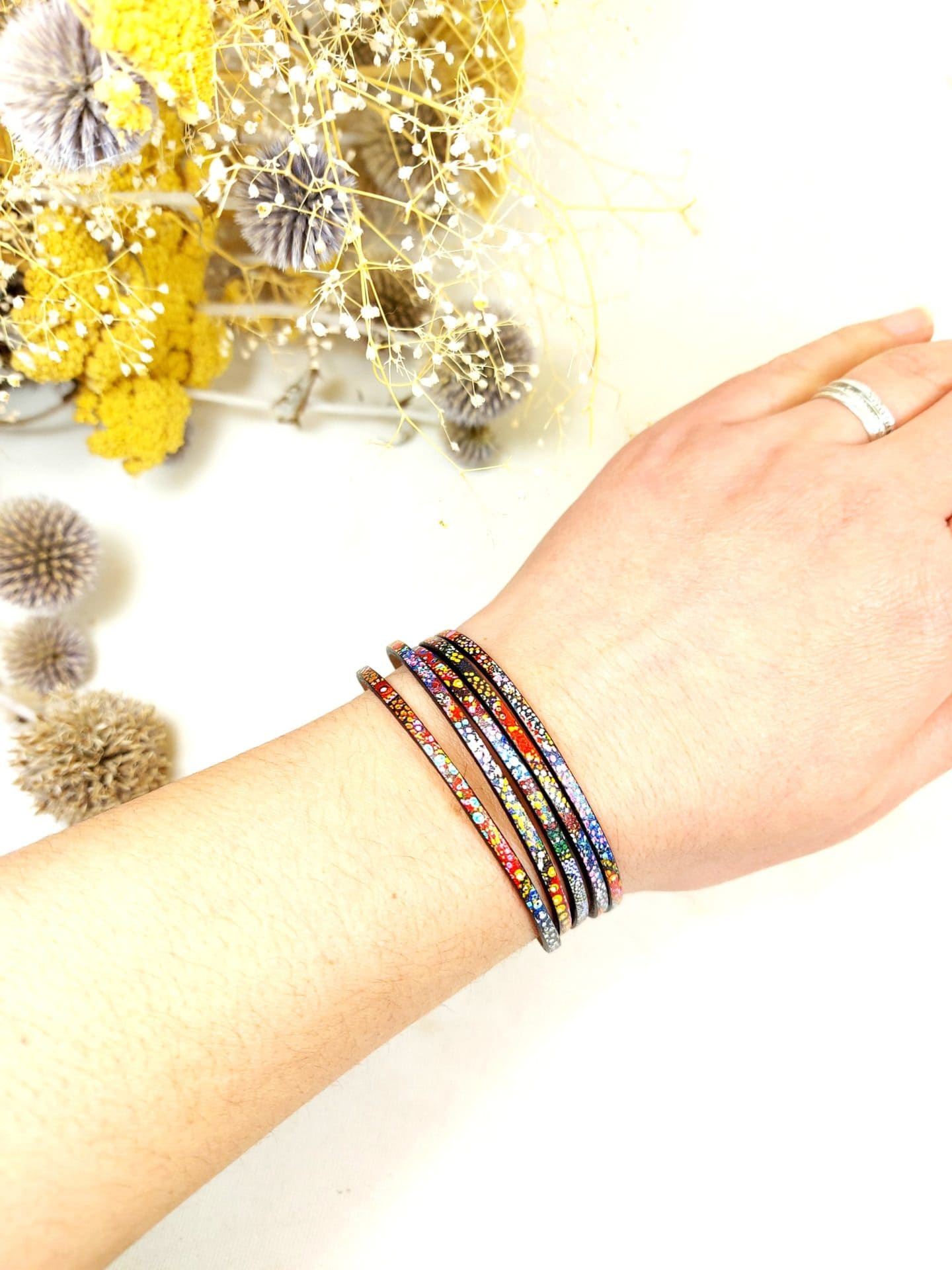 bracelet fin multitours noir moucheté au poignet