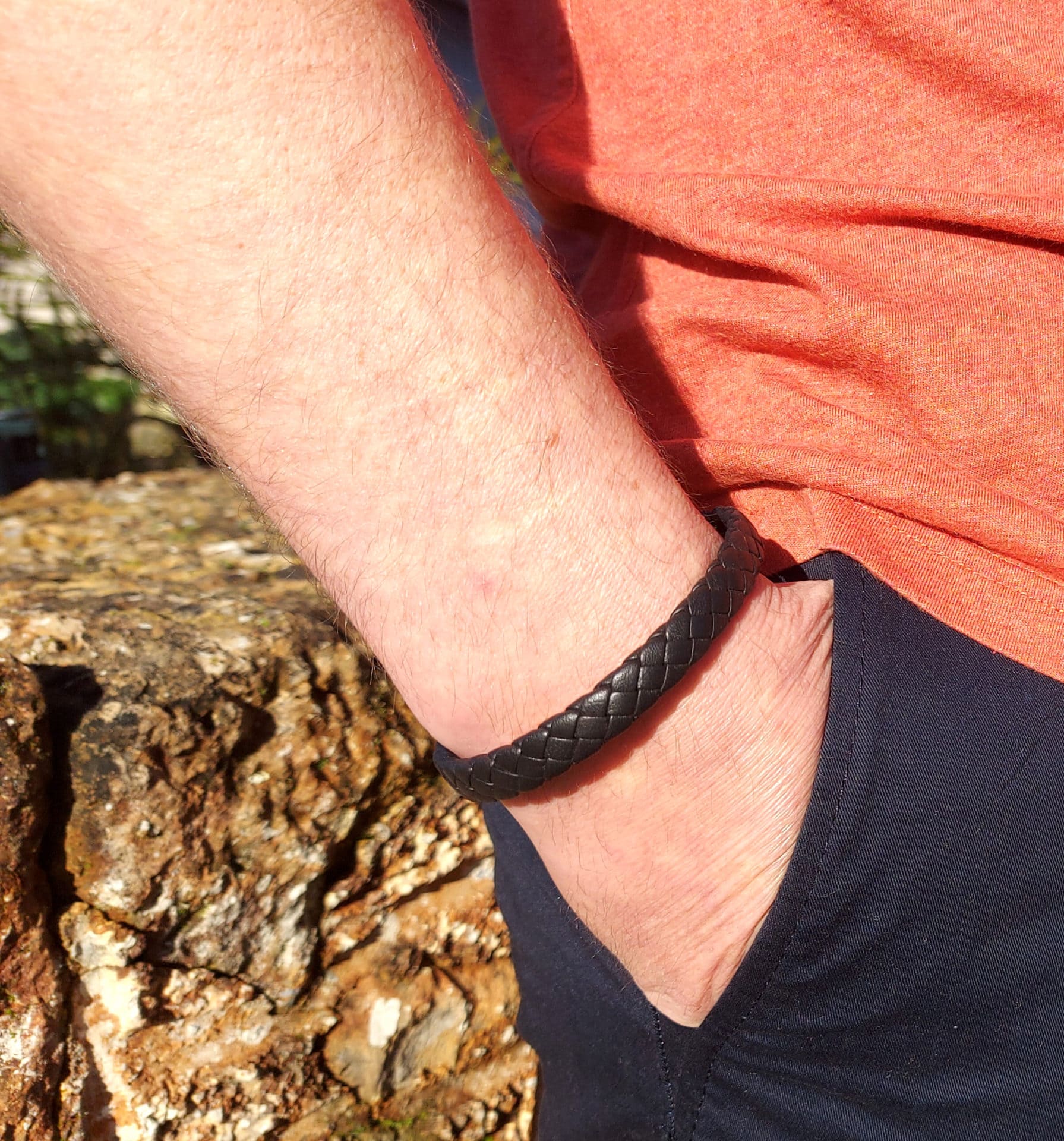 bracelet cuir noir porté au poignet d'un homme