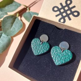boucles d'oreilles en cuir vert foncé grainé forme cœur