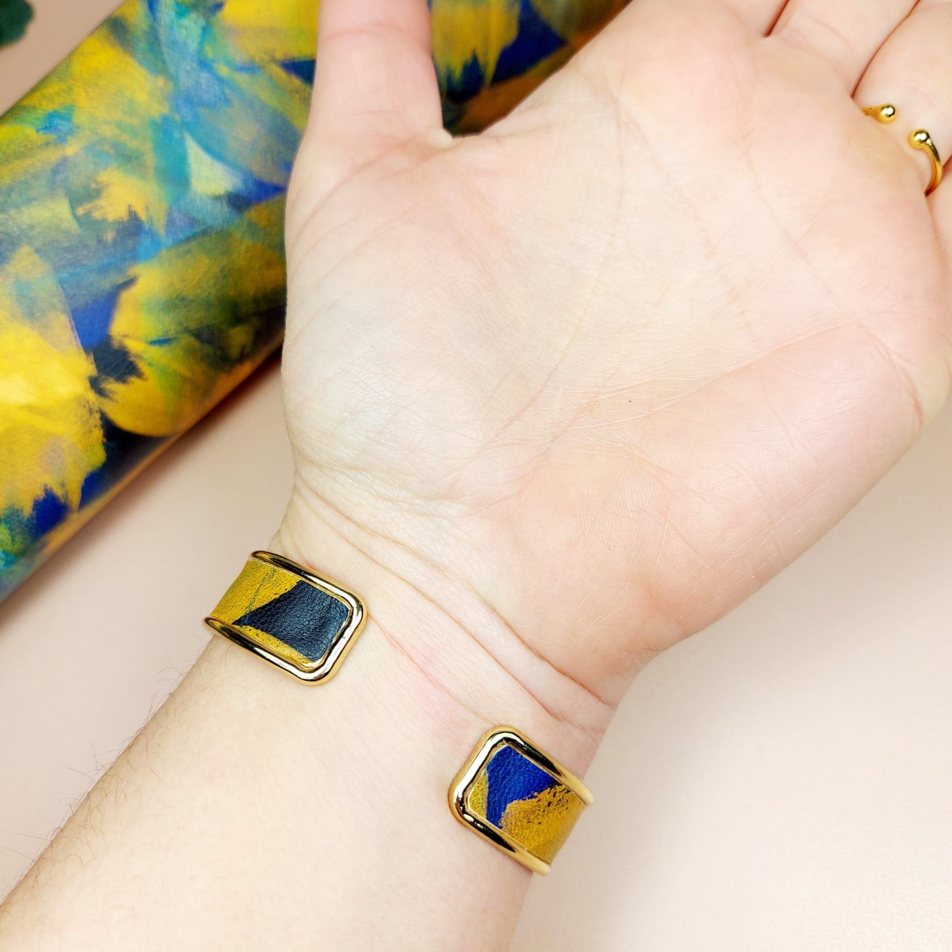 bracelet jonc doré en cuir motif fleuri jaune et bleu