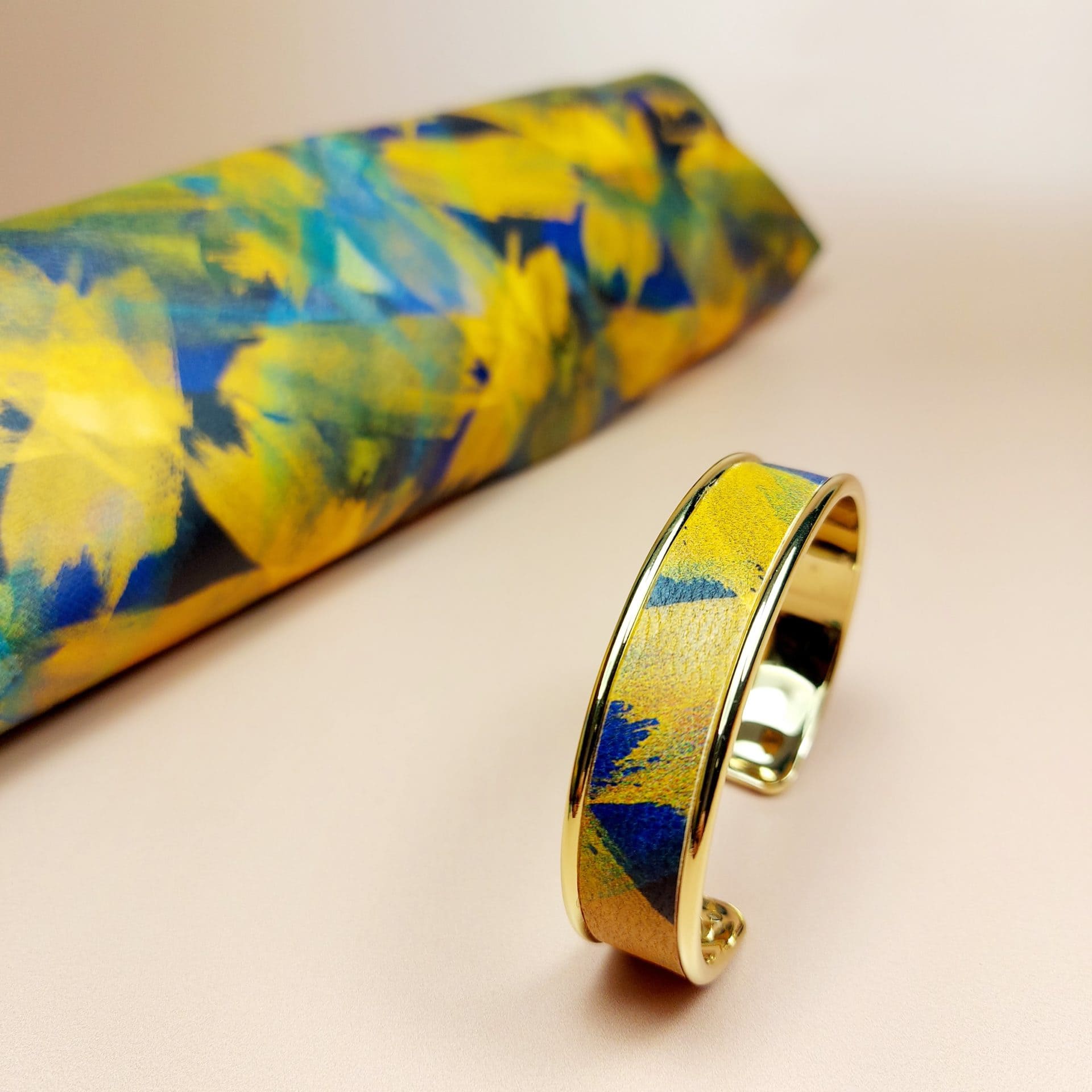 bracelet jonc doré en cuir motif fleuri jaune et bleu