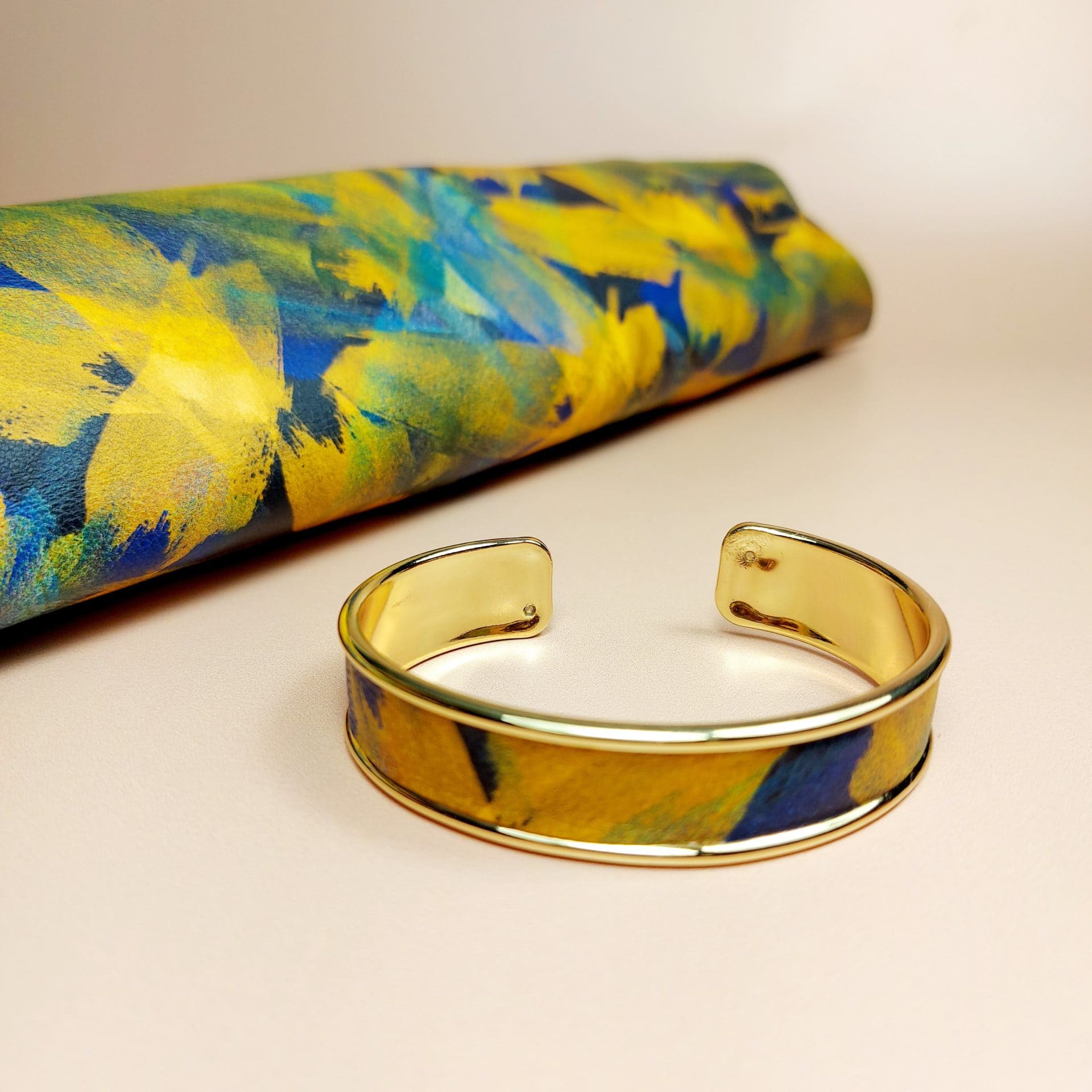 bracelet jonc doré en cuir motif fleuri jaune et bleu