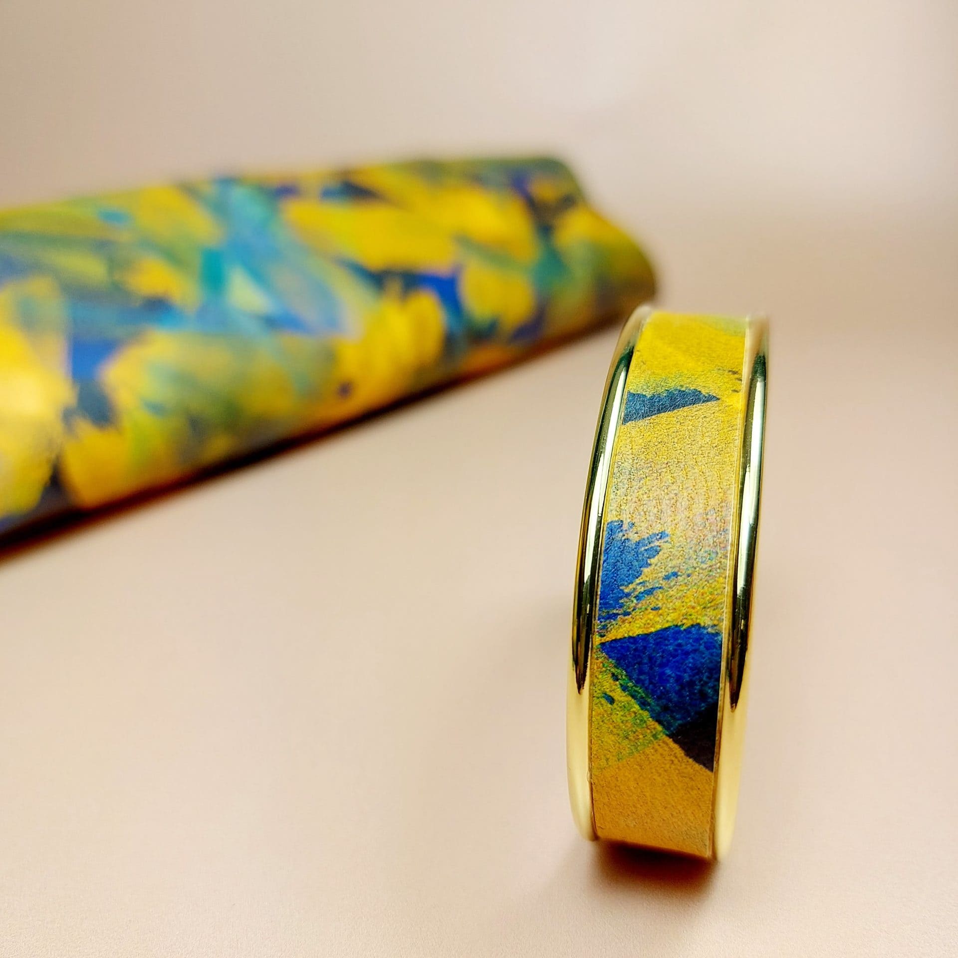 bracelet jonc doré en cuir motif fleuri jaune et bleu