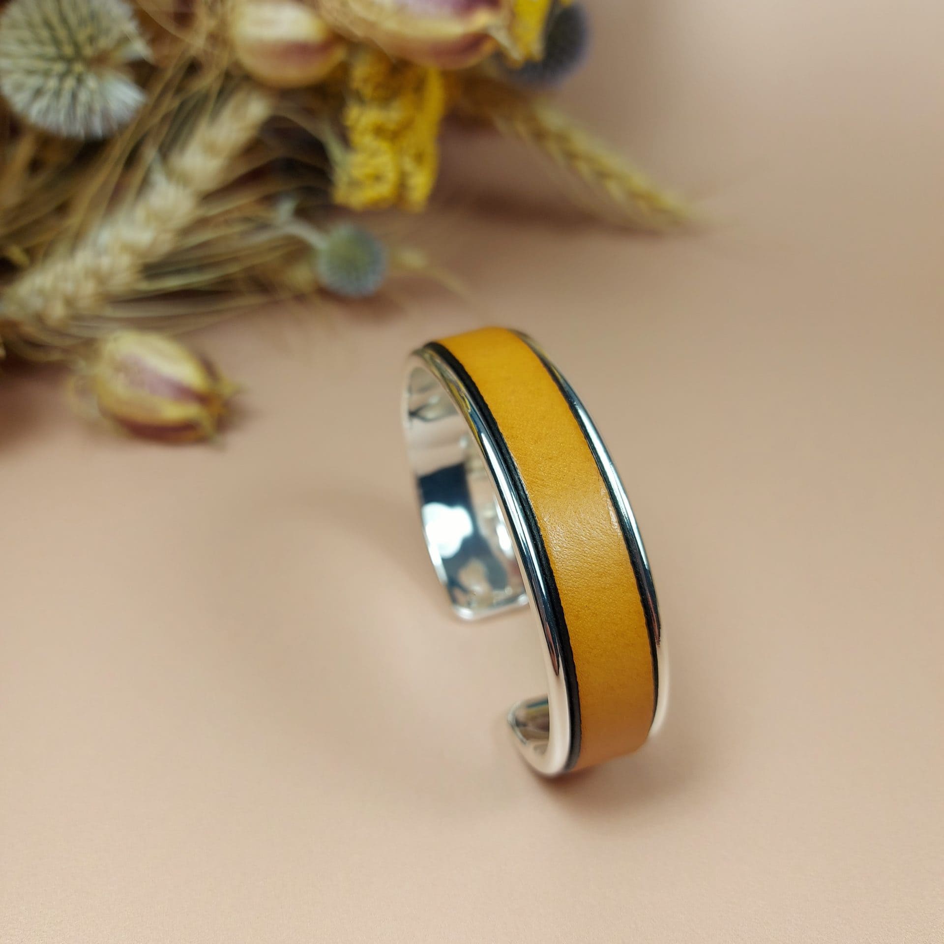 bracelet jonc argenté cuir jaune