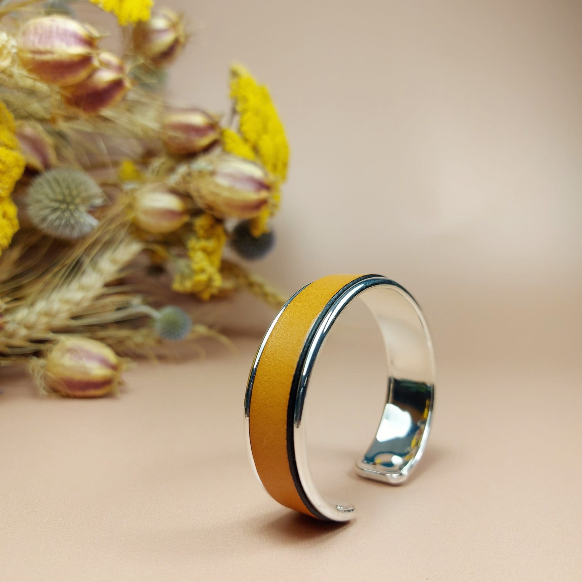 bracelet jonc argenté cuir jaune