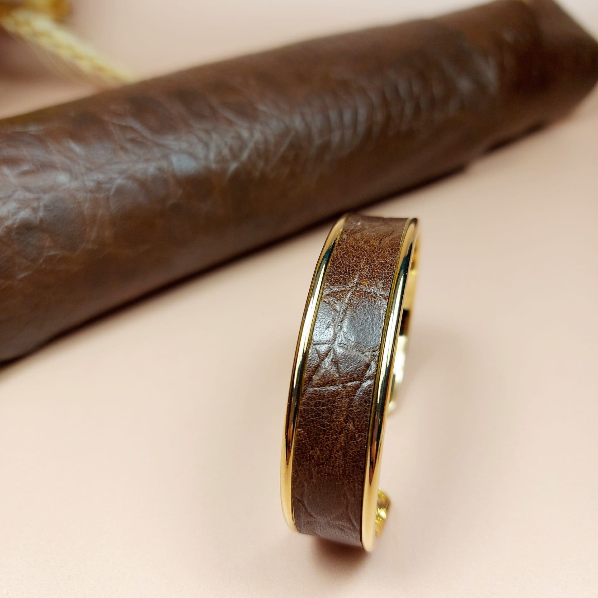 bracelet jonc doré en cuir marron