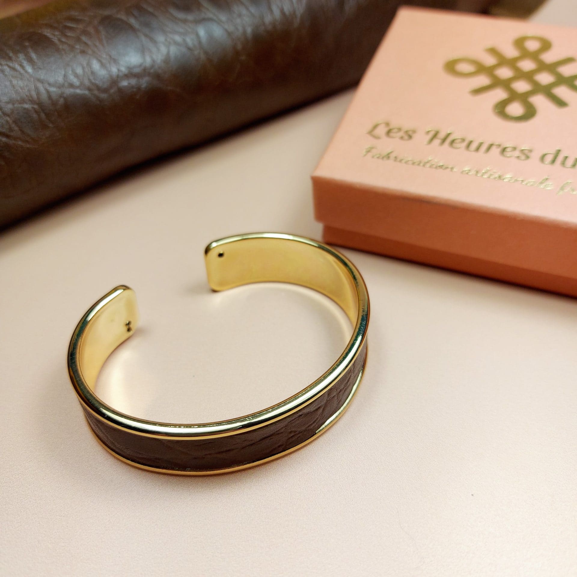 bracelet jonc doré en cuir marron