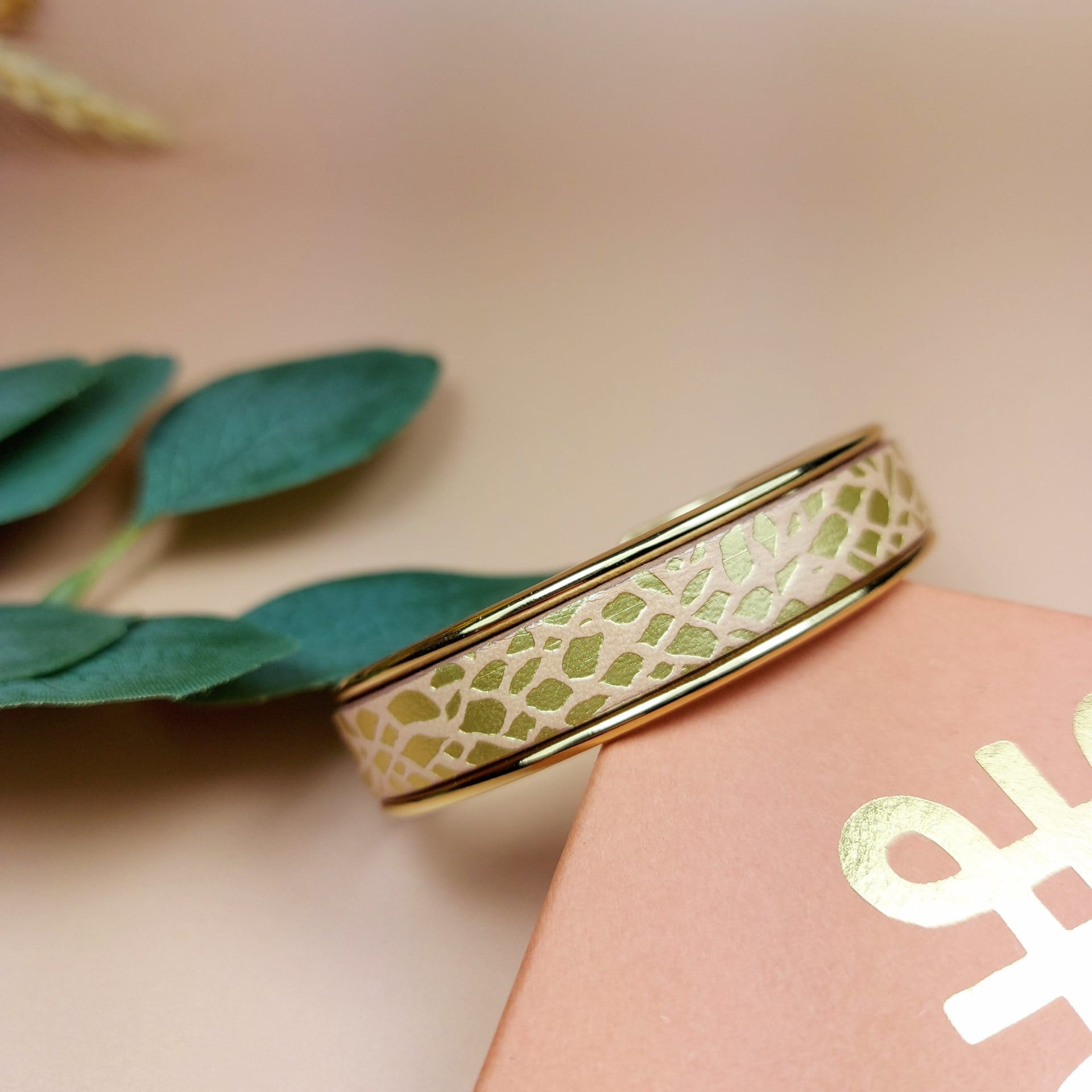 bracelet manchette doré à l'or fin cuir rose pale et or