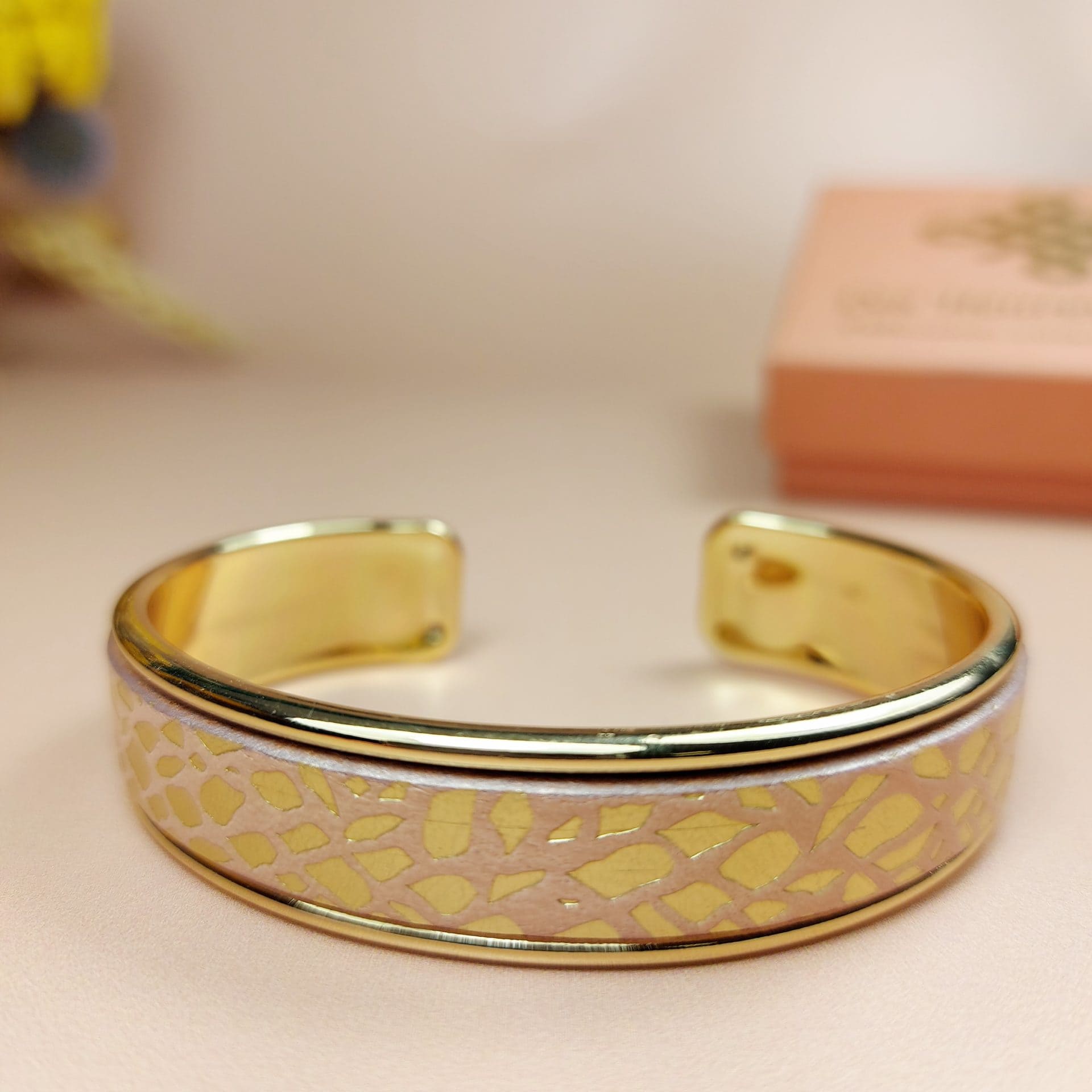bracelet manchette doré à l'or fin cuir rose pale et or