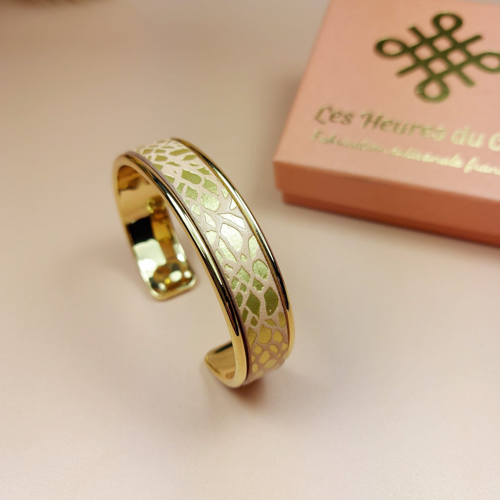 bracelet manchette doré à l'or fin cuir rose pale et or
