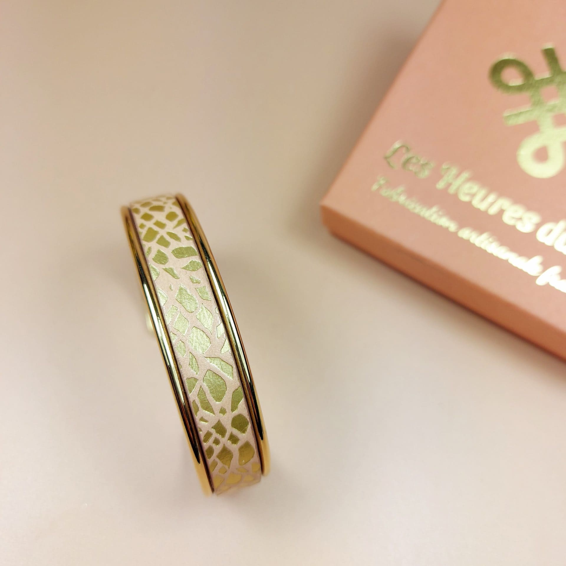 bracelet manchette doré à l'or fin cuir rose pale et or