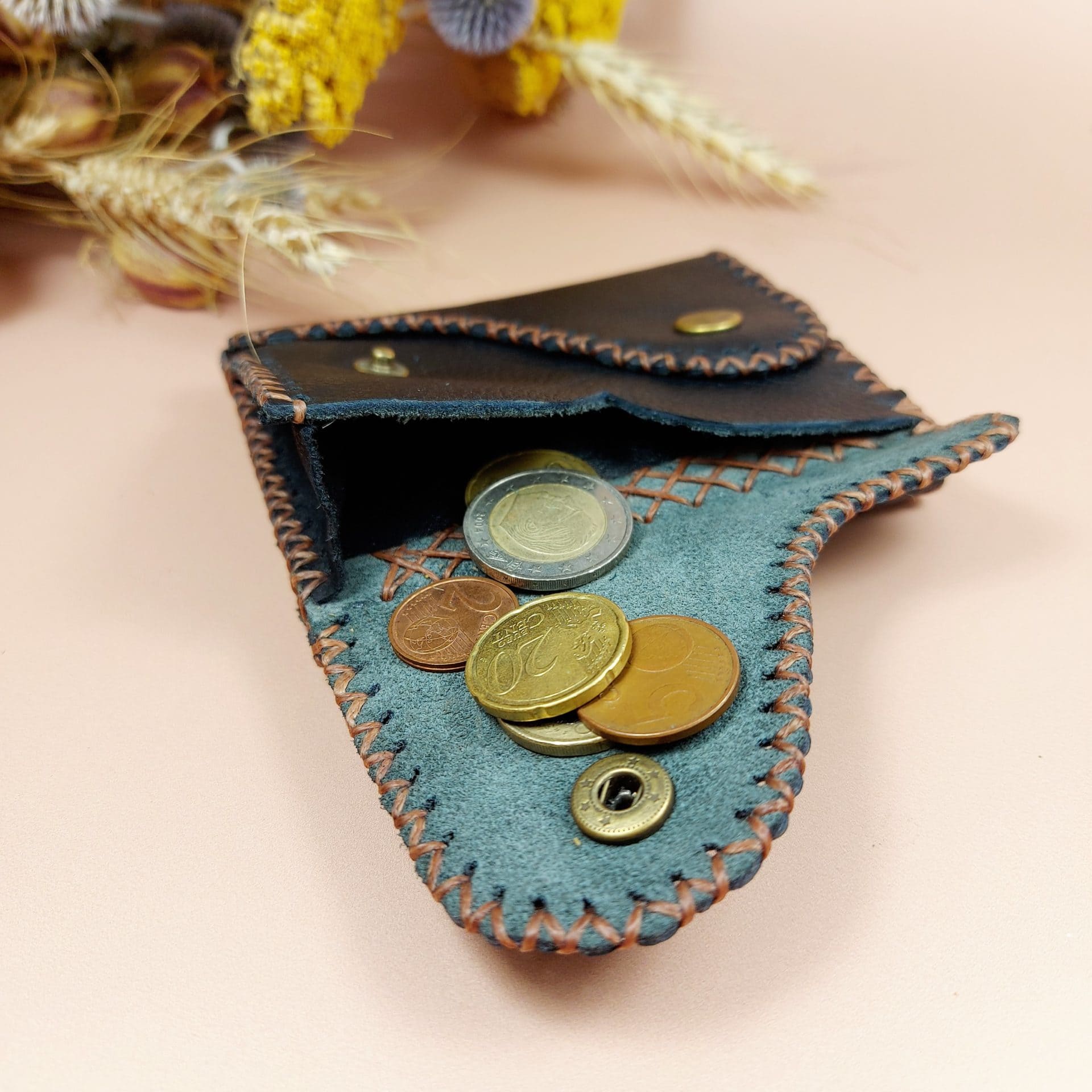 porte-monnaie porte-cartes en cuir noir avec espace monnaie ouvert