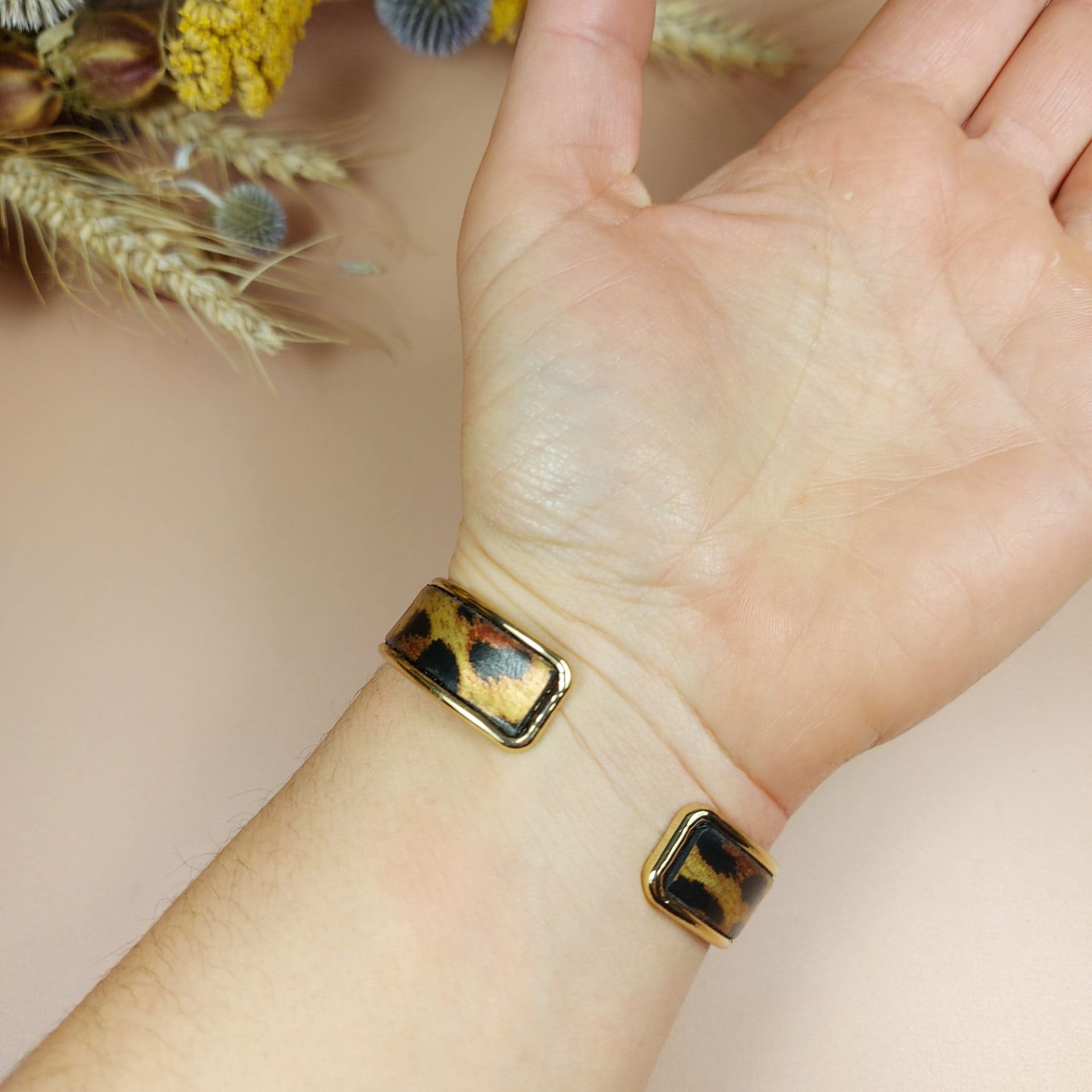 bracelet manchette jonc doré cuir imitation léopard panthère sur poignet femme