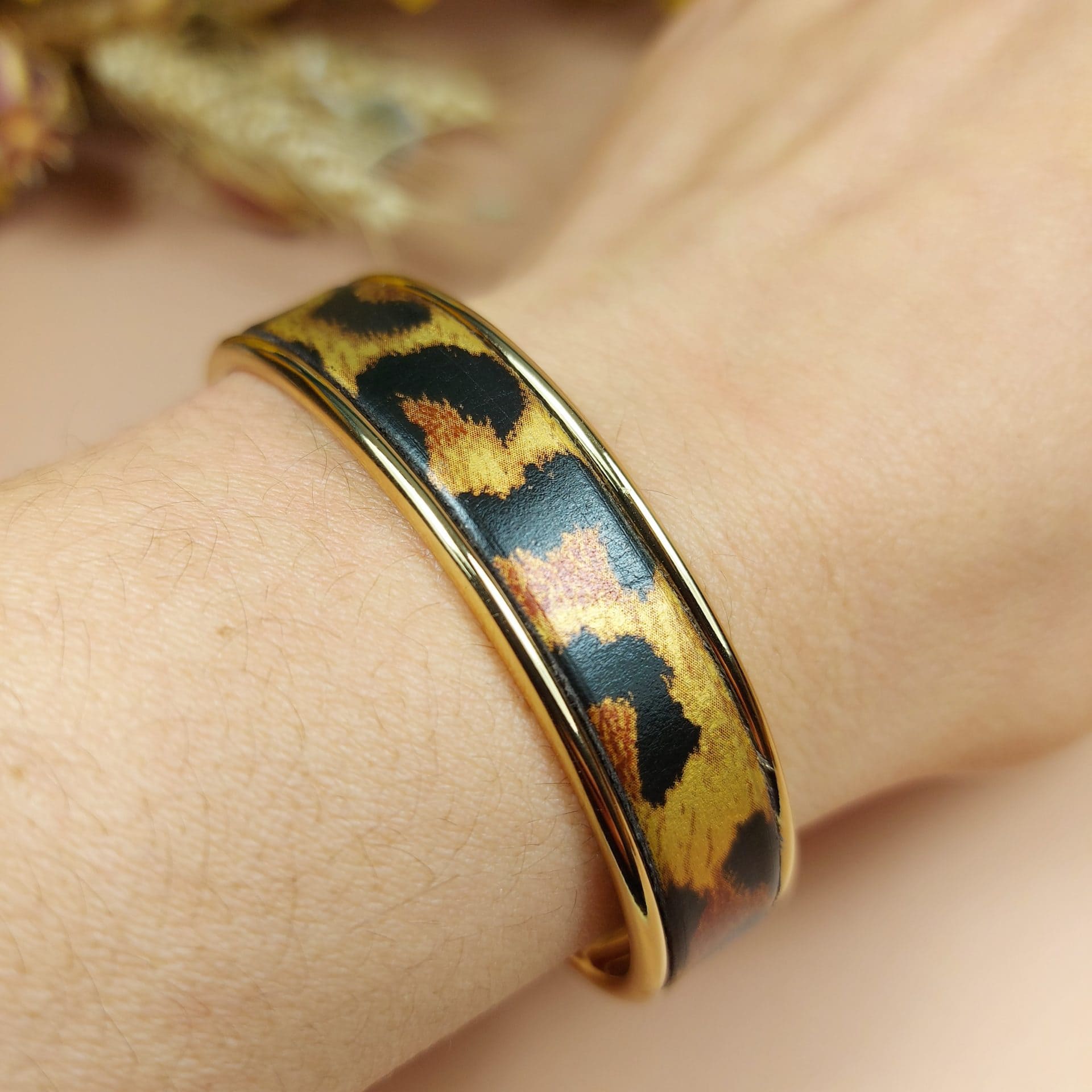 bracelet manchette jonc doré cuir imitation panthère sur poignet femme
