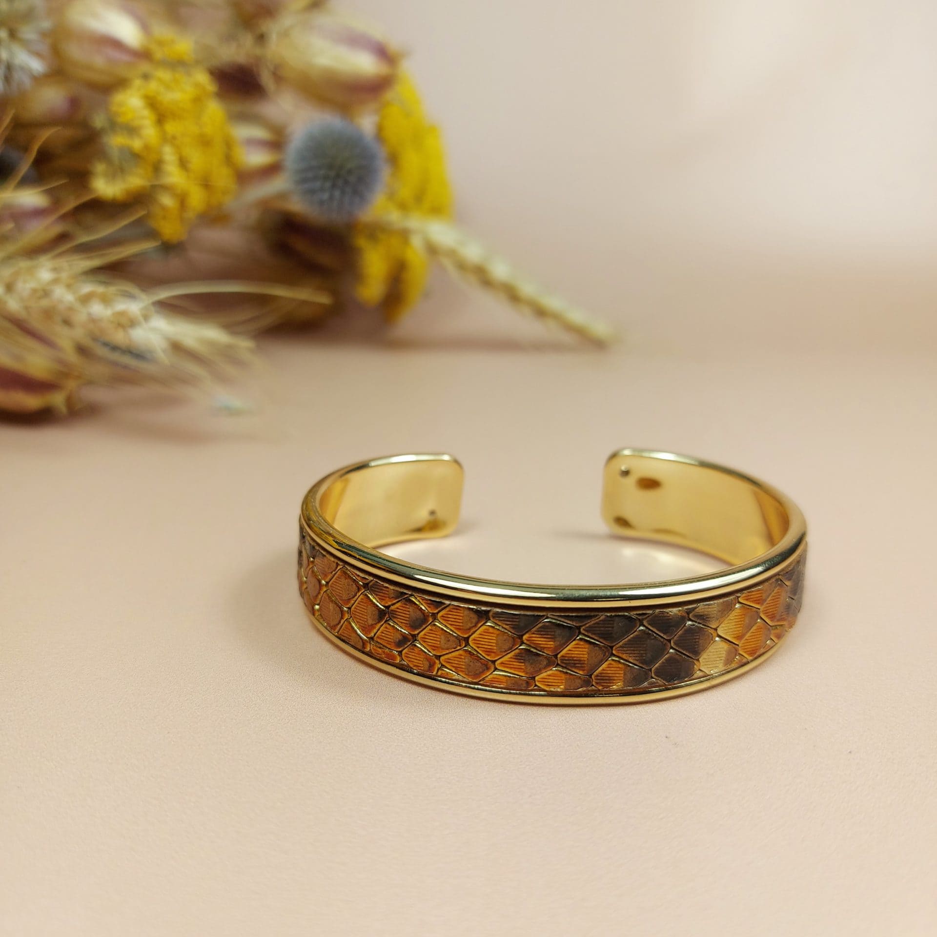 bracelet manchette jonc doré en cuir imitation serpent