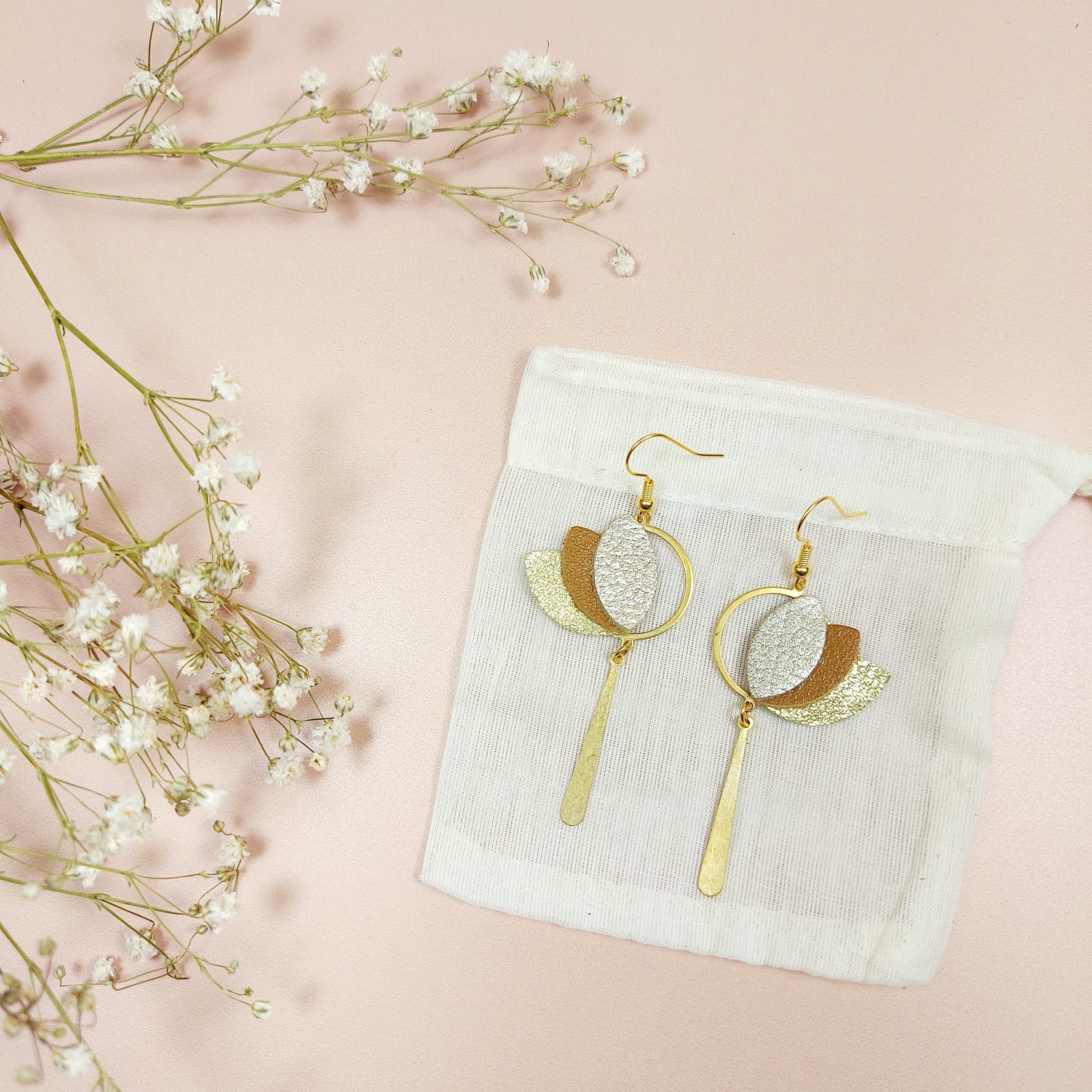 Boucles d'oreilles pendantes en cuir forme lotus tons dorés