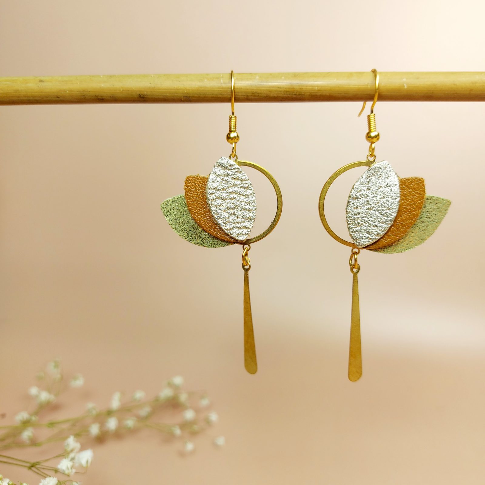 Boucles d'oreilles pendantes en cuir forme lotus tons dorés