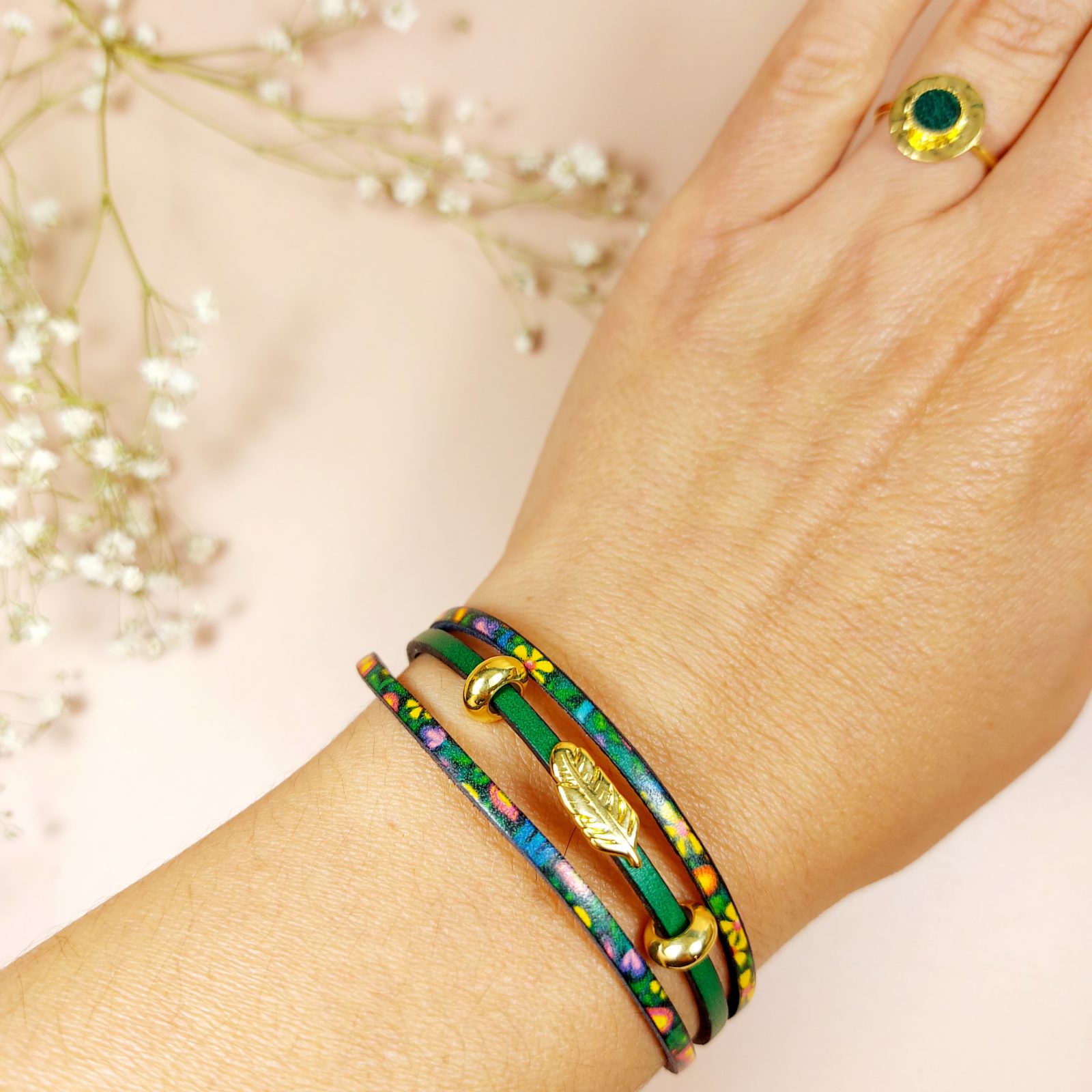 bracelets 3 lanières vert seventies avec plume dorée