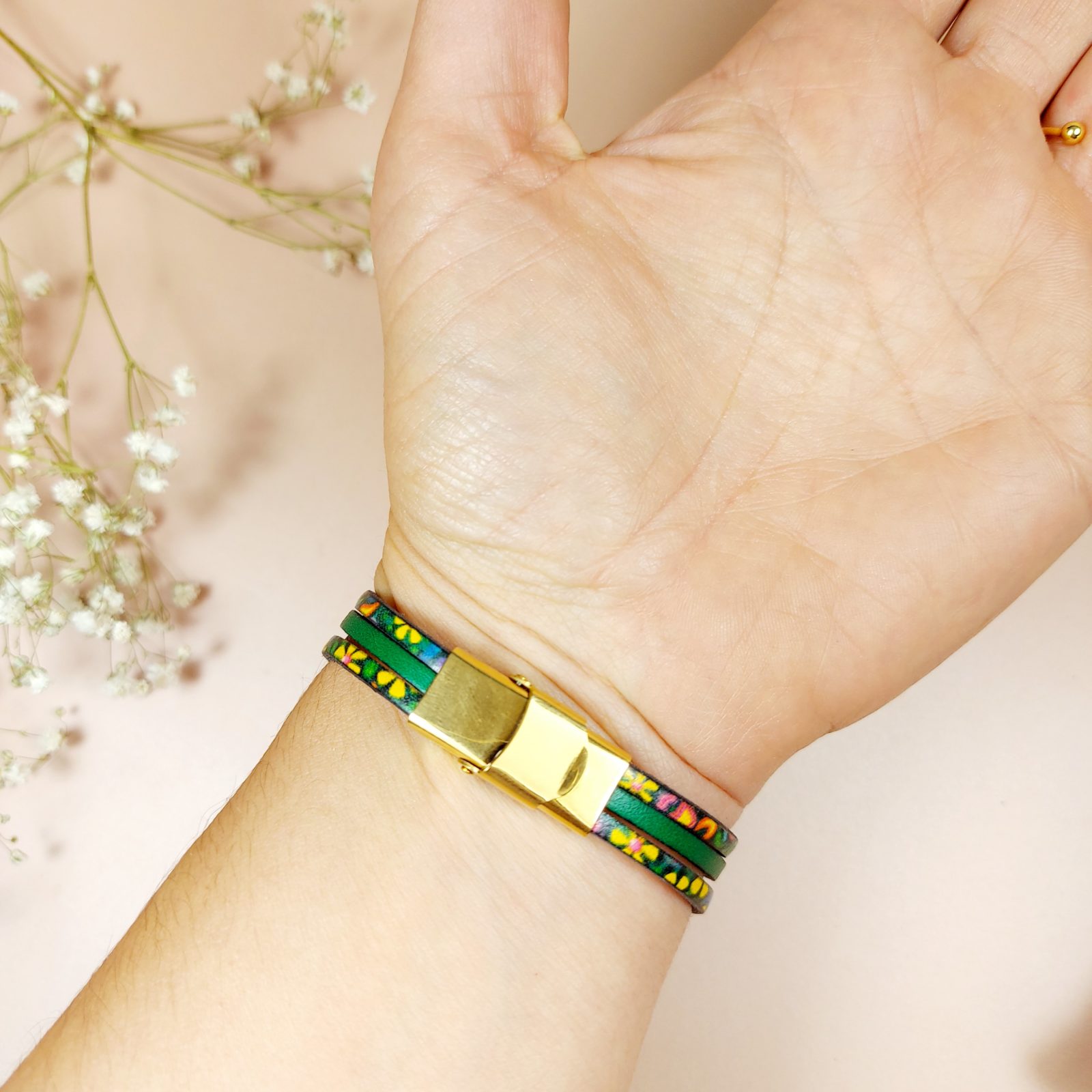 bracelets 3 lanières vert seventies avec plume dorée