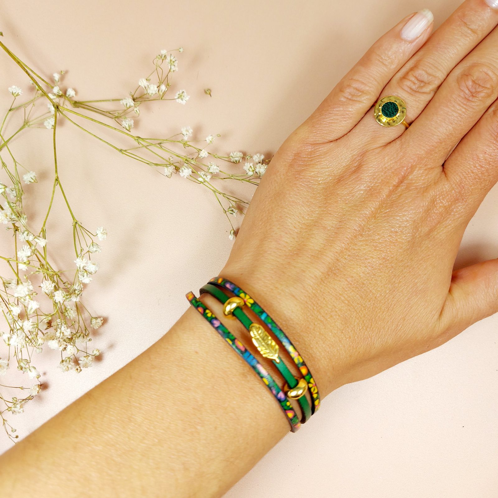 bracelets 3 lanières vert seventies avec plume dorée