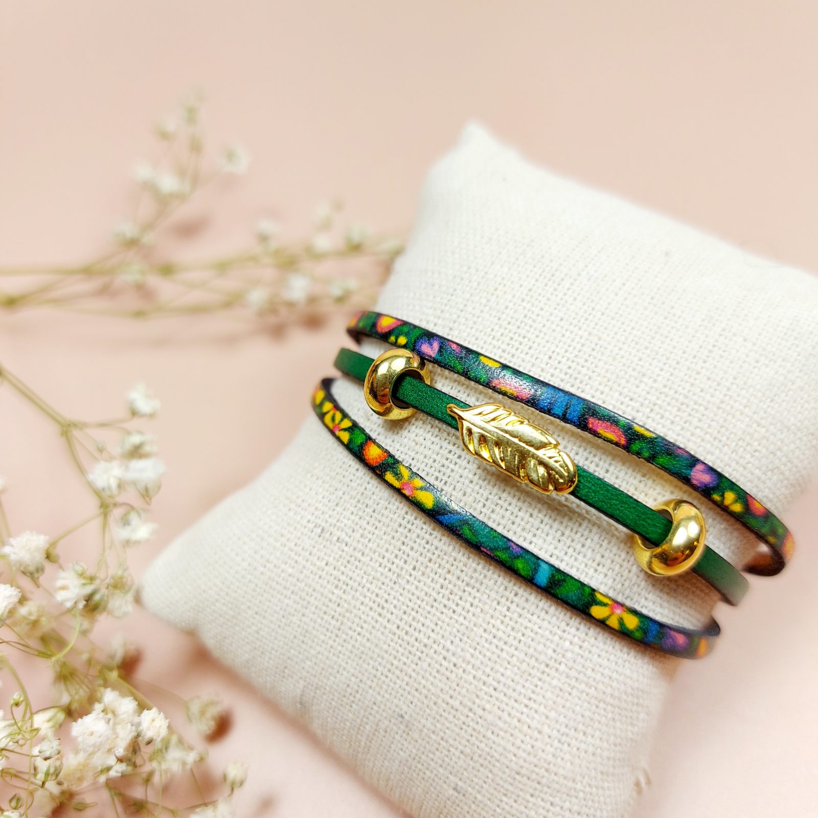 bracelets 3 lanières vert seventies avec plume dorée