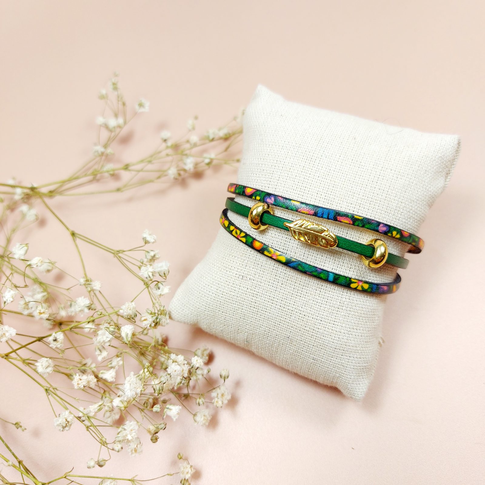 bracelets 3 lanières vert seventies avec plume dorée