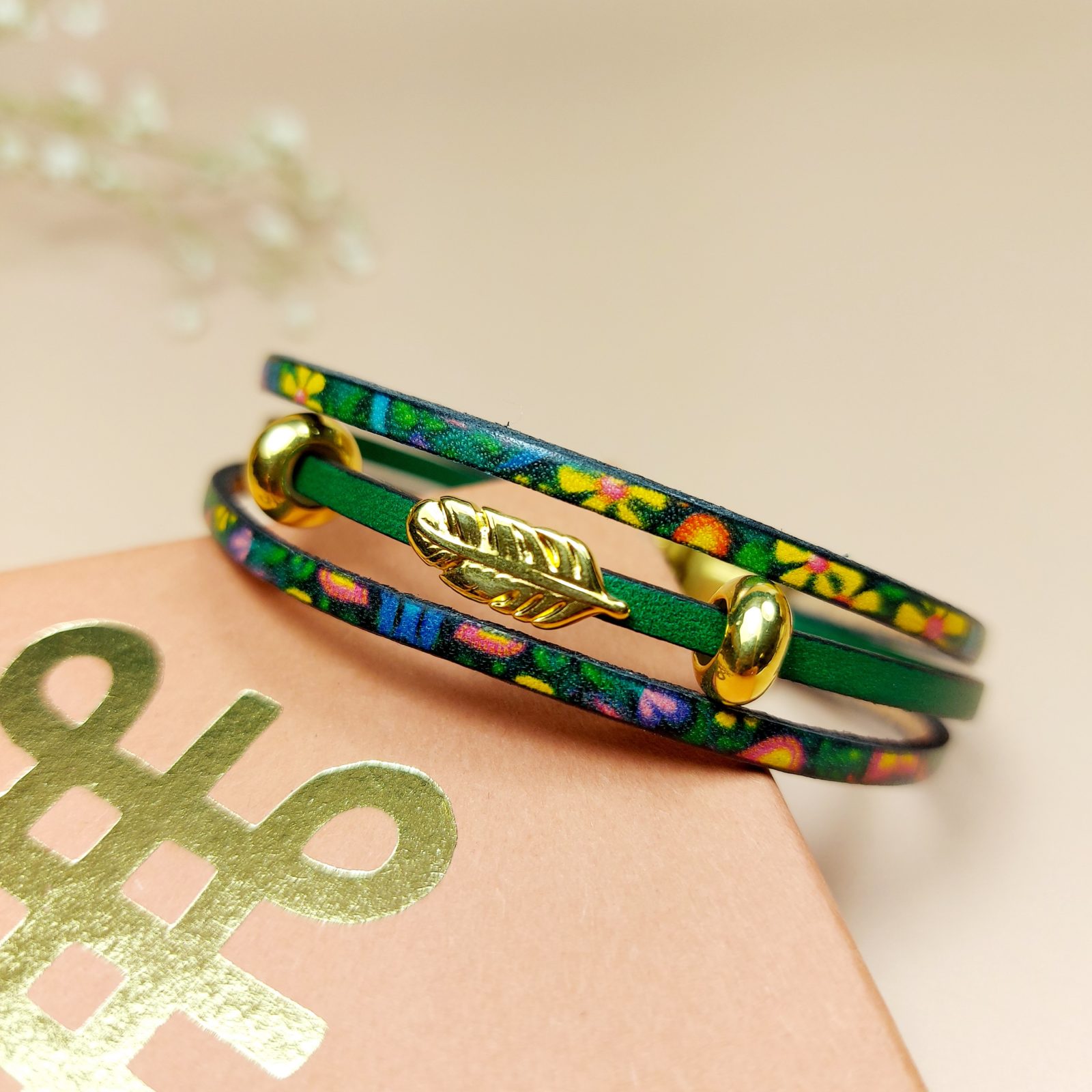 bracelets 3 lanières cuir vert seventies avec plume dorée