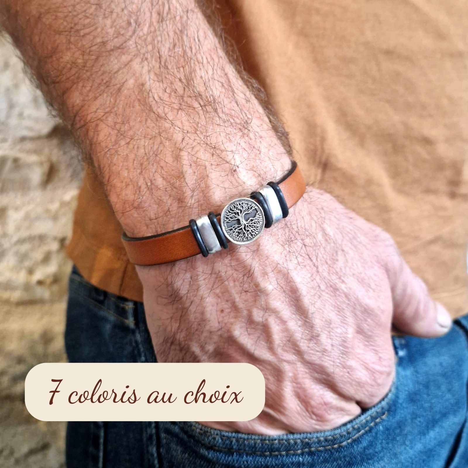 Bracelet cuir arbre de vie au poignet d'un homme