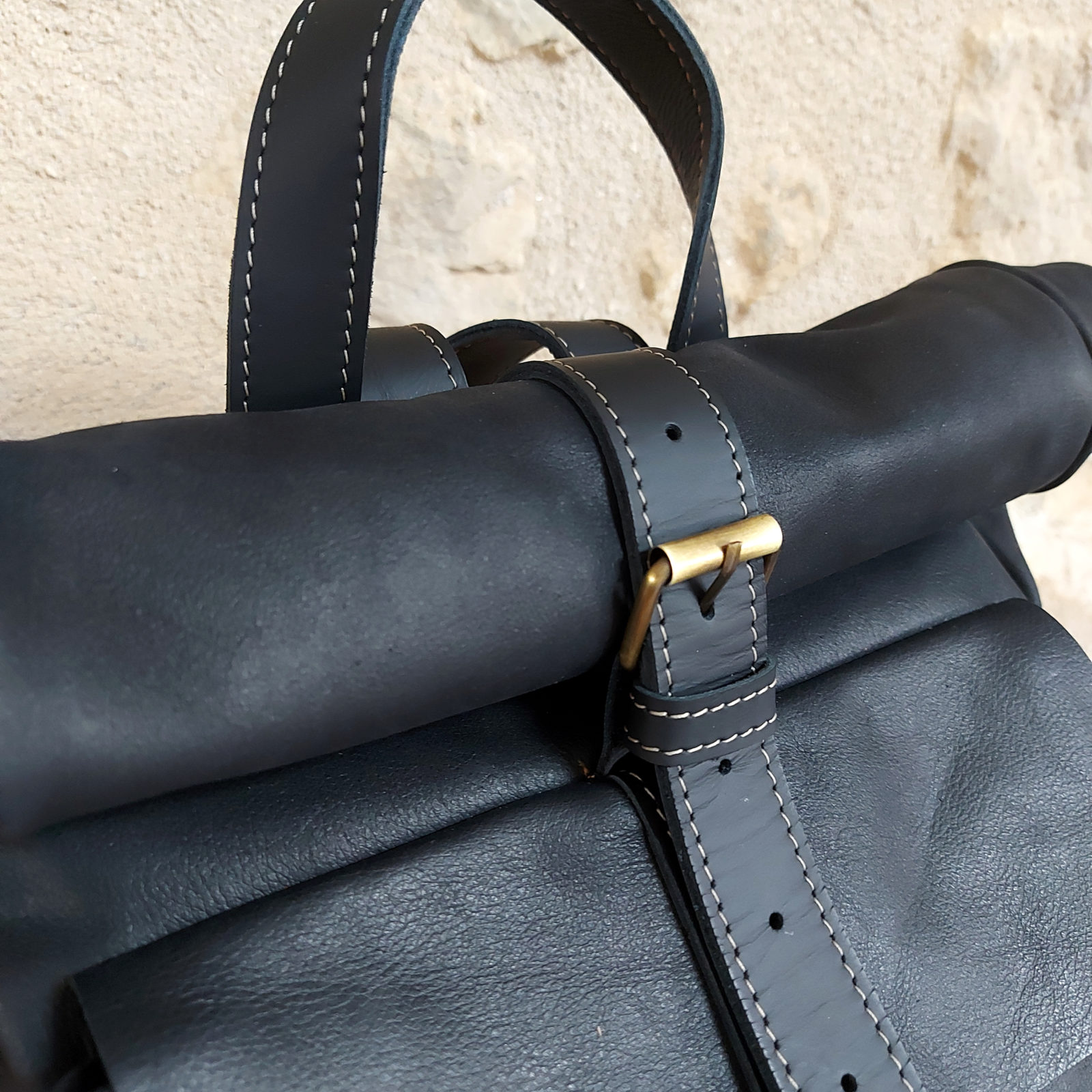 Sac à dos artisanal en cuir noir petit format