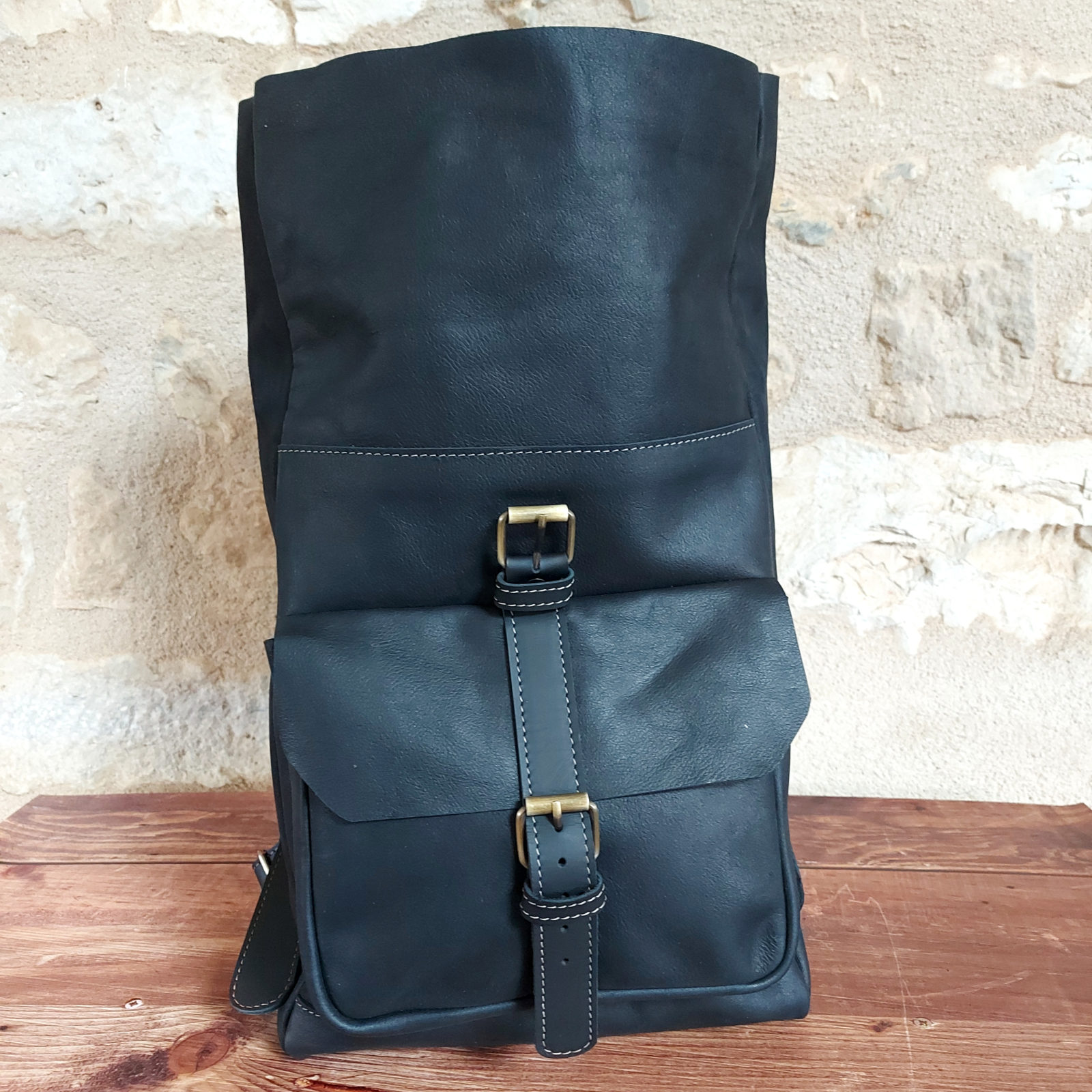 Sac à dos artisanal en cuir noir petit format