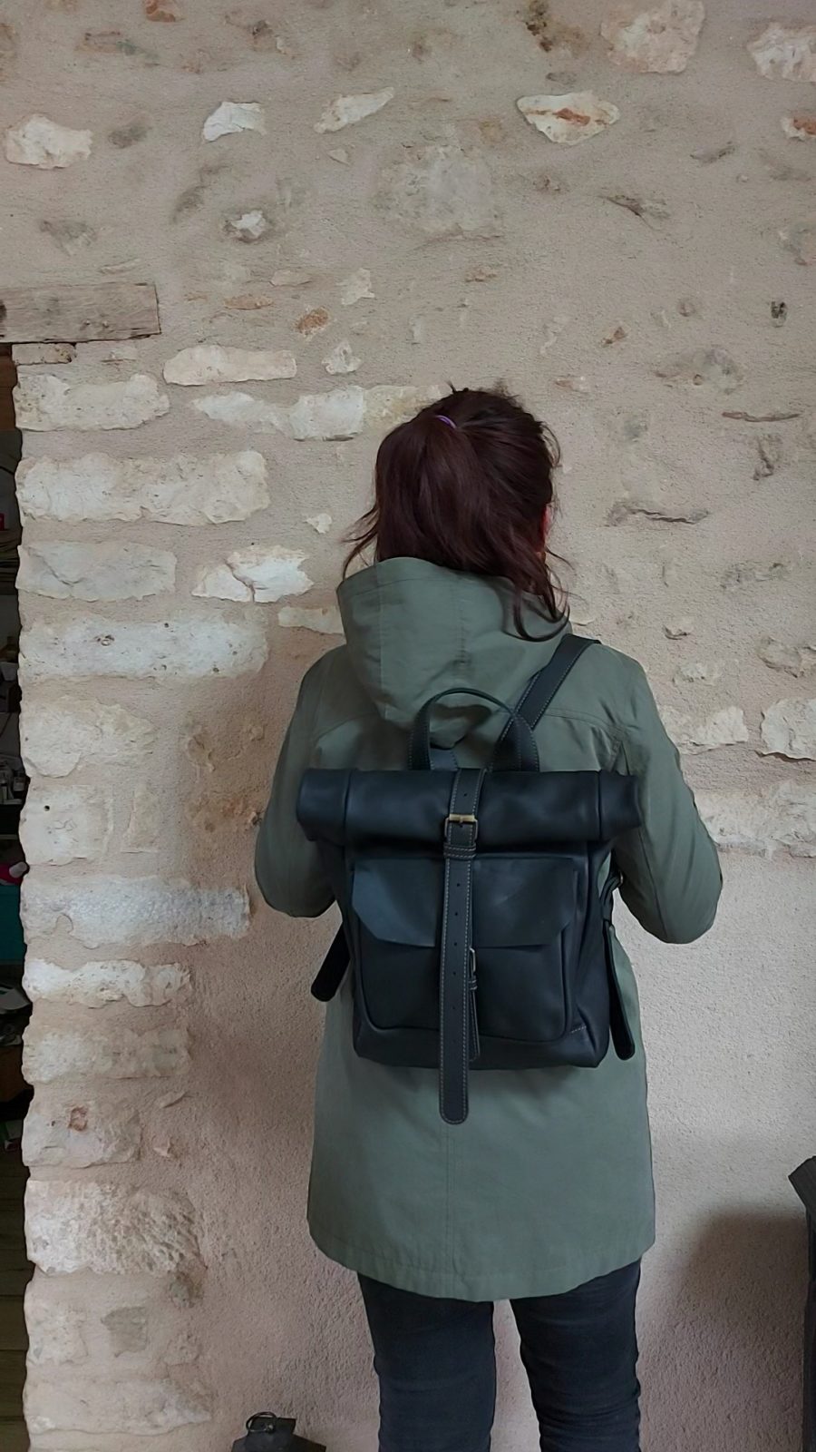 Sac à dos artisanal en cuir noir petit format