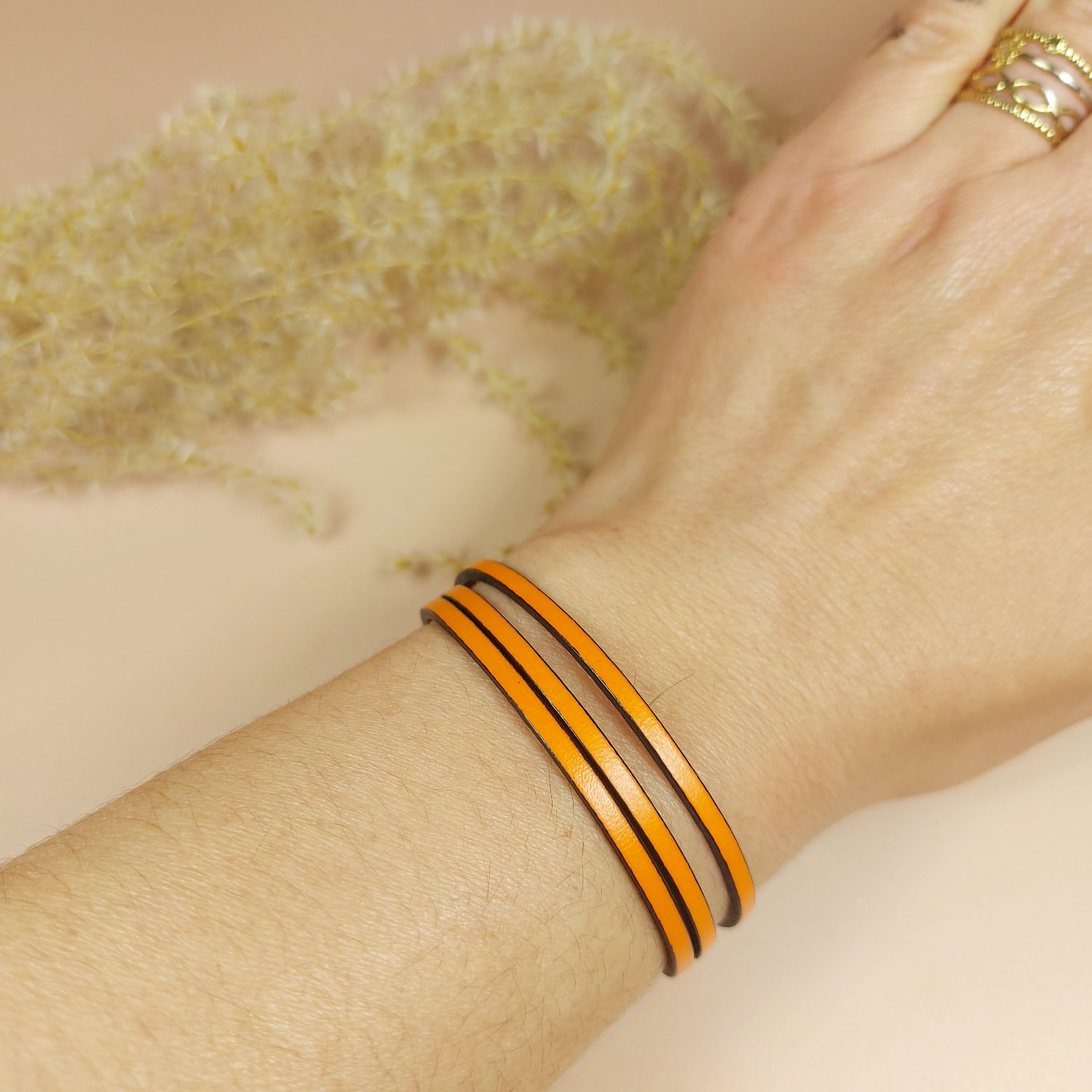 Bracelet fin en cuir orange