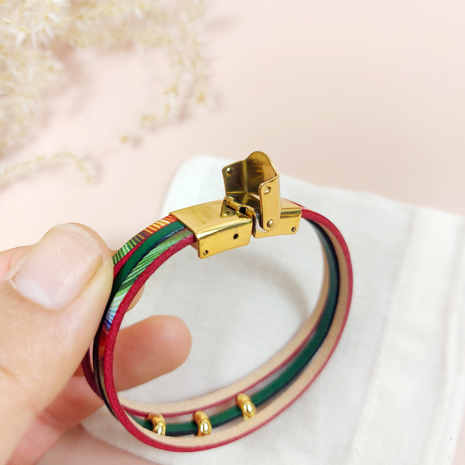 Bracelet ajustable cuir 3 lanières vert multicolore et perles dorées