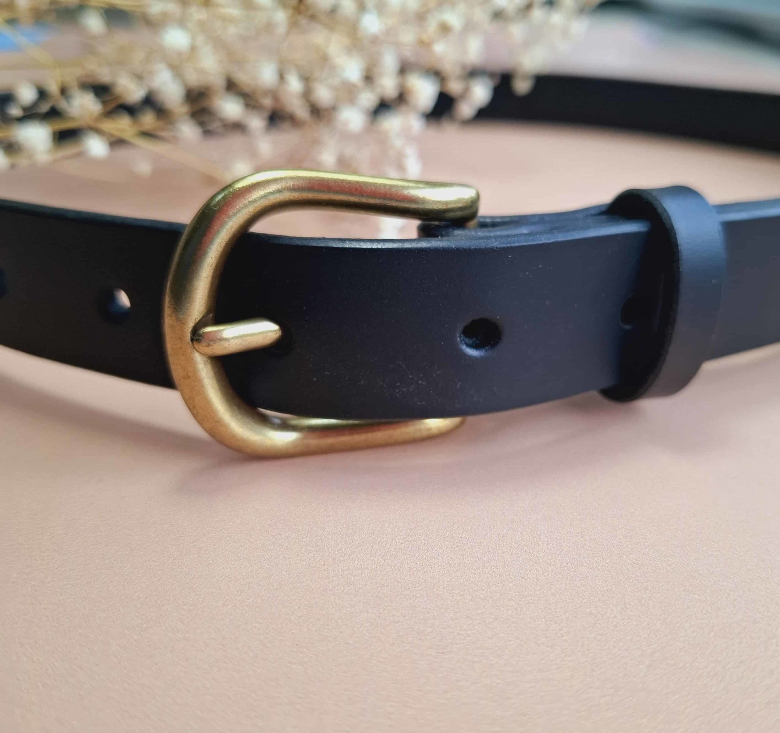 Ceinture fine noire artisanale en cuir véritable, largeur 2,5cm, boucle vieux laiton