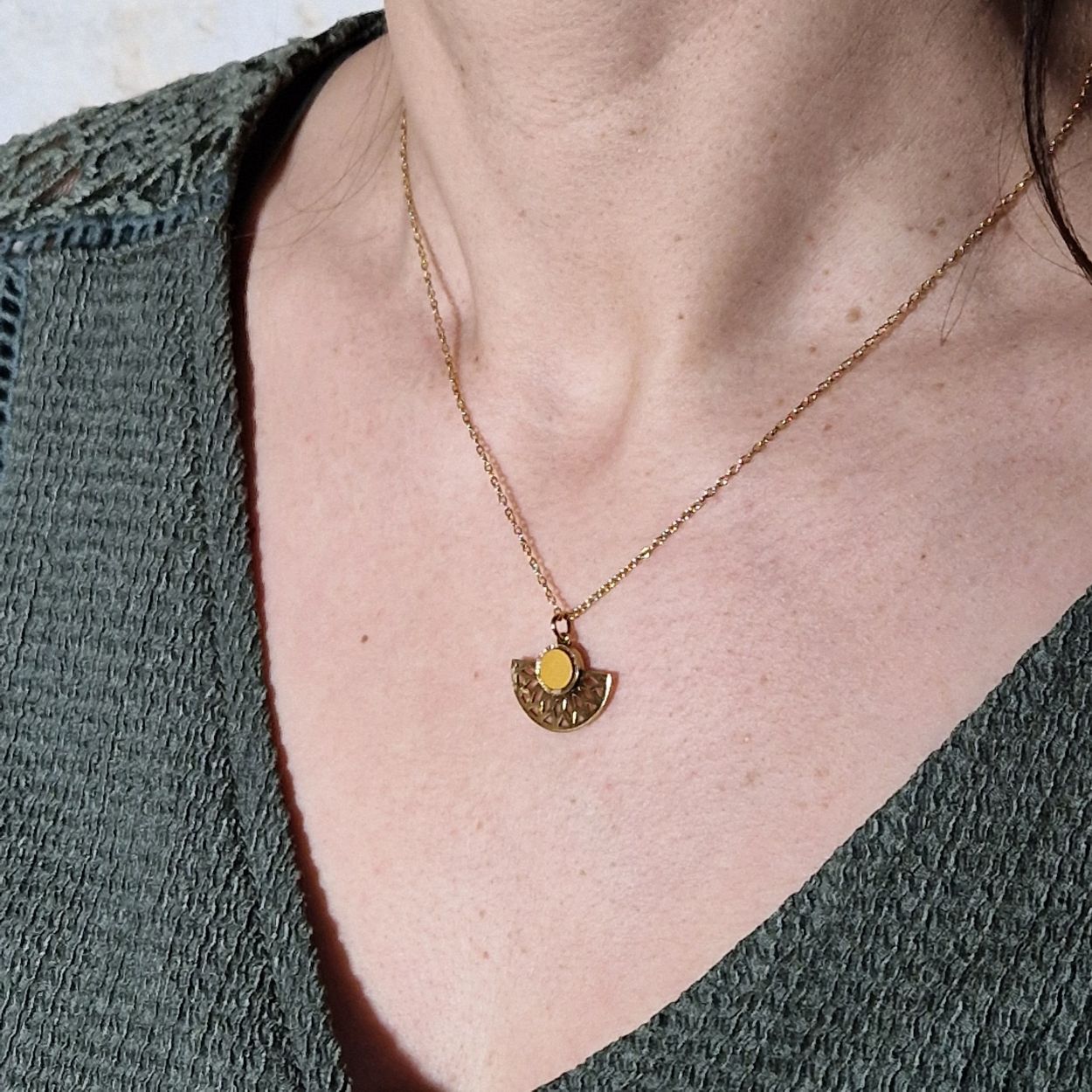 Collier acier inoxydable cuir jaune upcyclé forme éventail