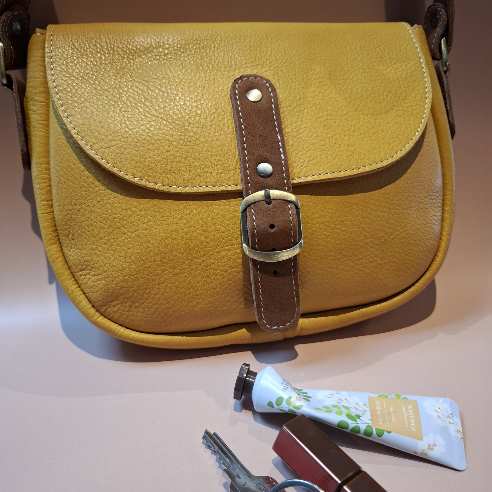 sac à main jaune en cuir
